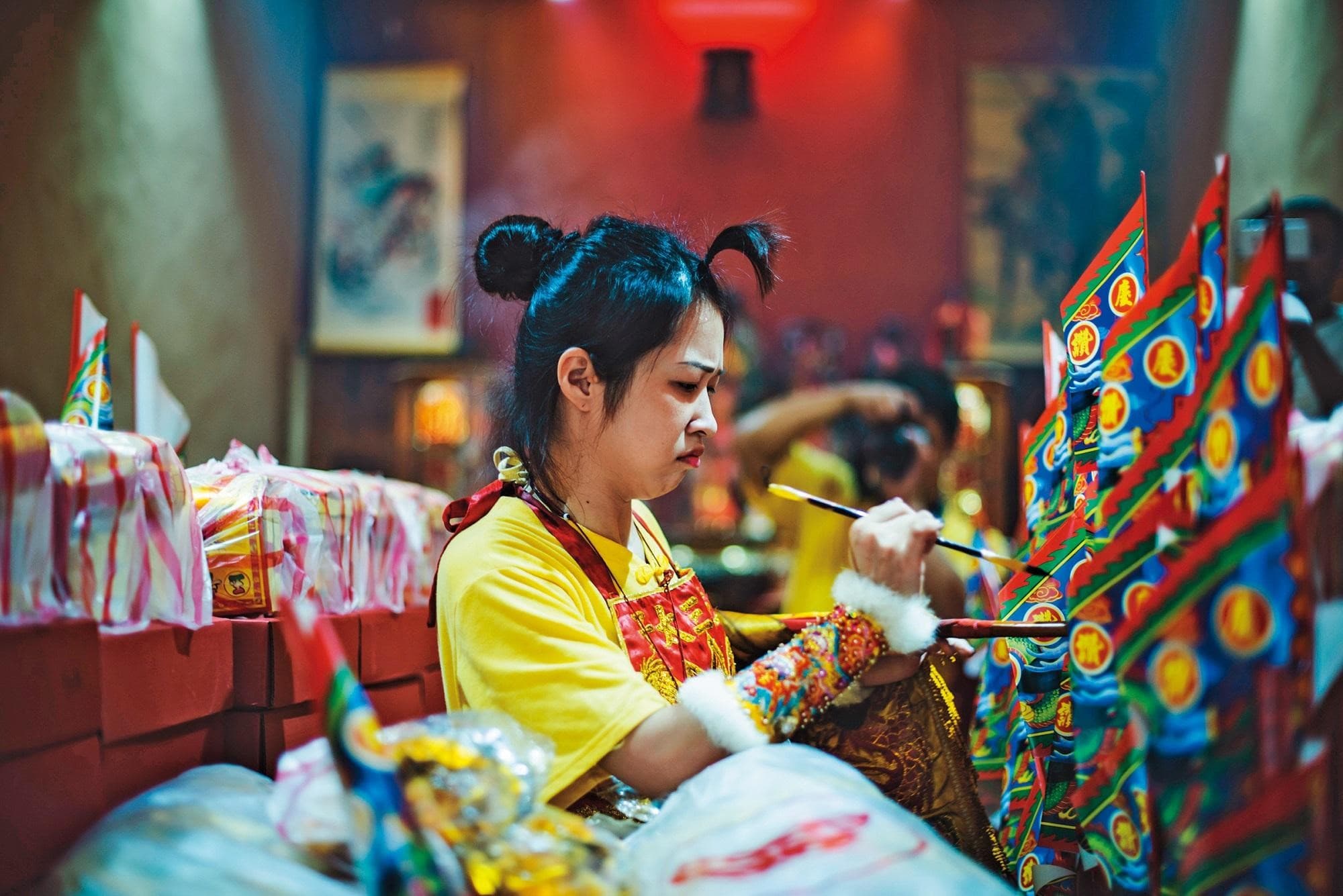 《通靈少女背後的神隱世界》紀錄台灣宮廟習俗及民間信仰,還原《通靈少女》的真實狀況。(HBO Asia提供)