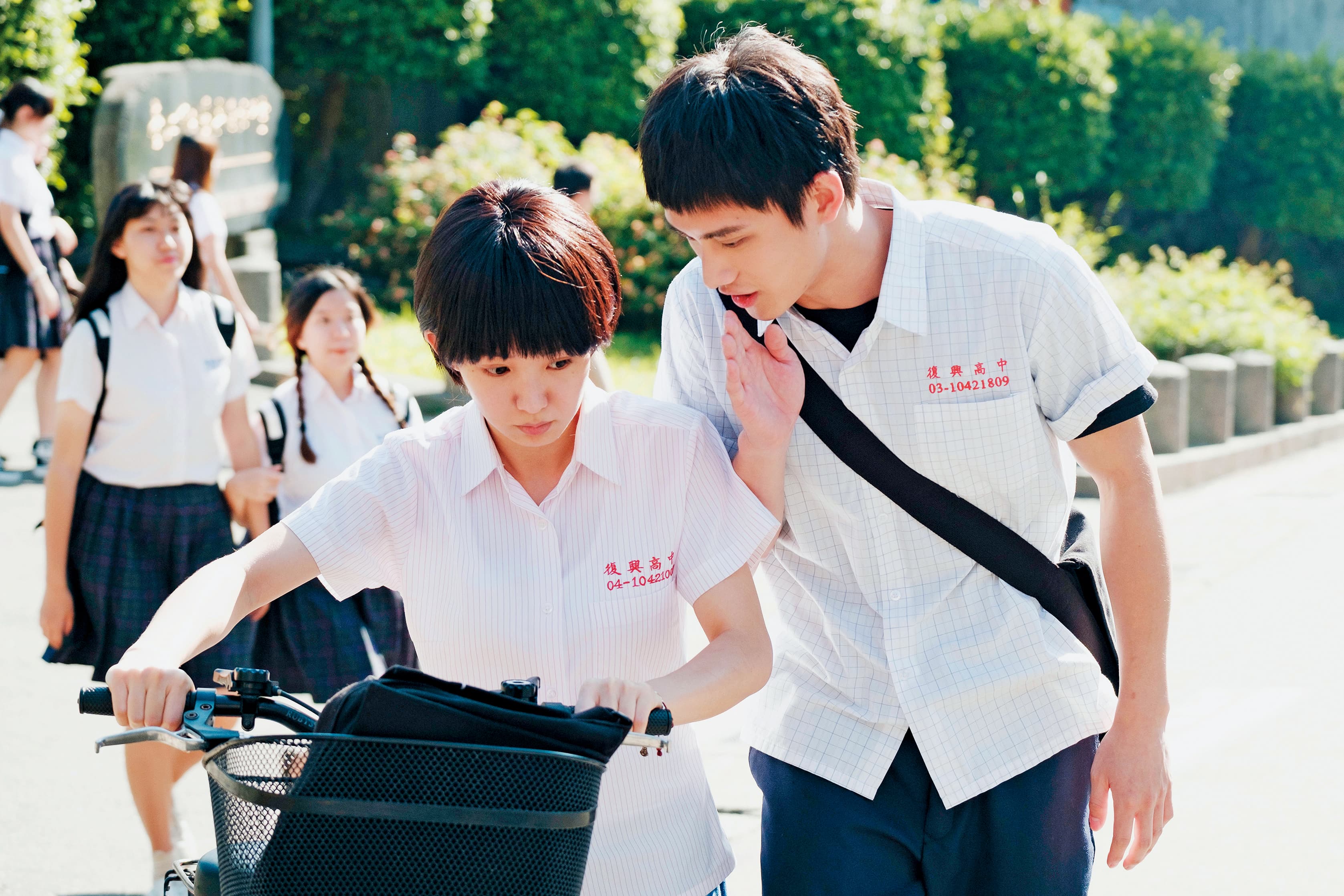 入圍金馬獎最佳新演員的范少勳(右)在《通靈少女2》演男主角,與郭書瑤(左)劇中感情發展備受關注。(HBO Asia提供)