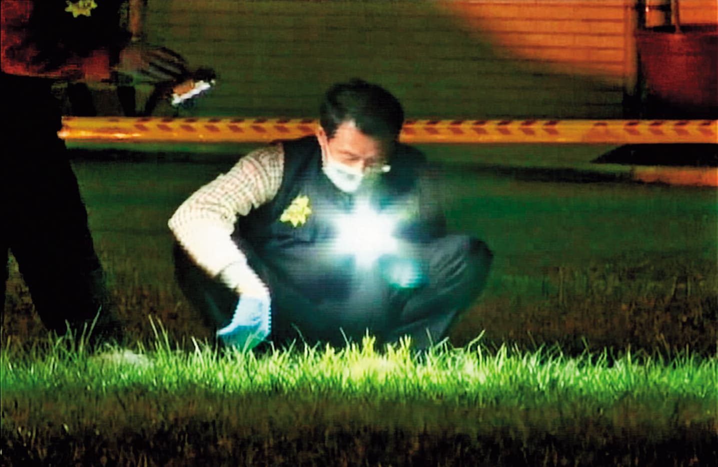 割喉命案發生後,警方在現場大規模採證追查。(東森新聞提供)