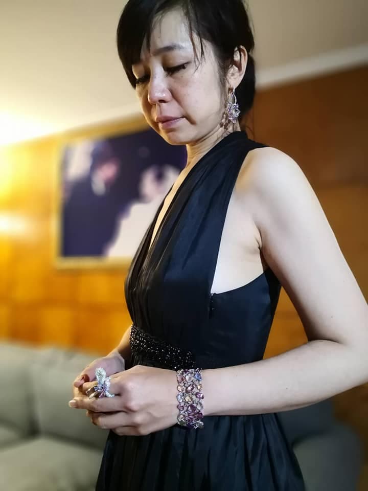 確定在頒獎前夕遭取消資格,白心儀還是穿上禮服拍最後的紀念照。(翻攝白心儀臉書)
