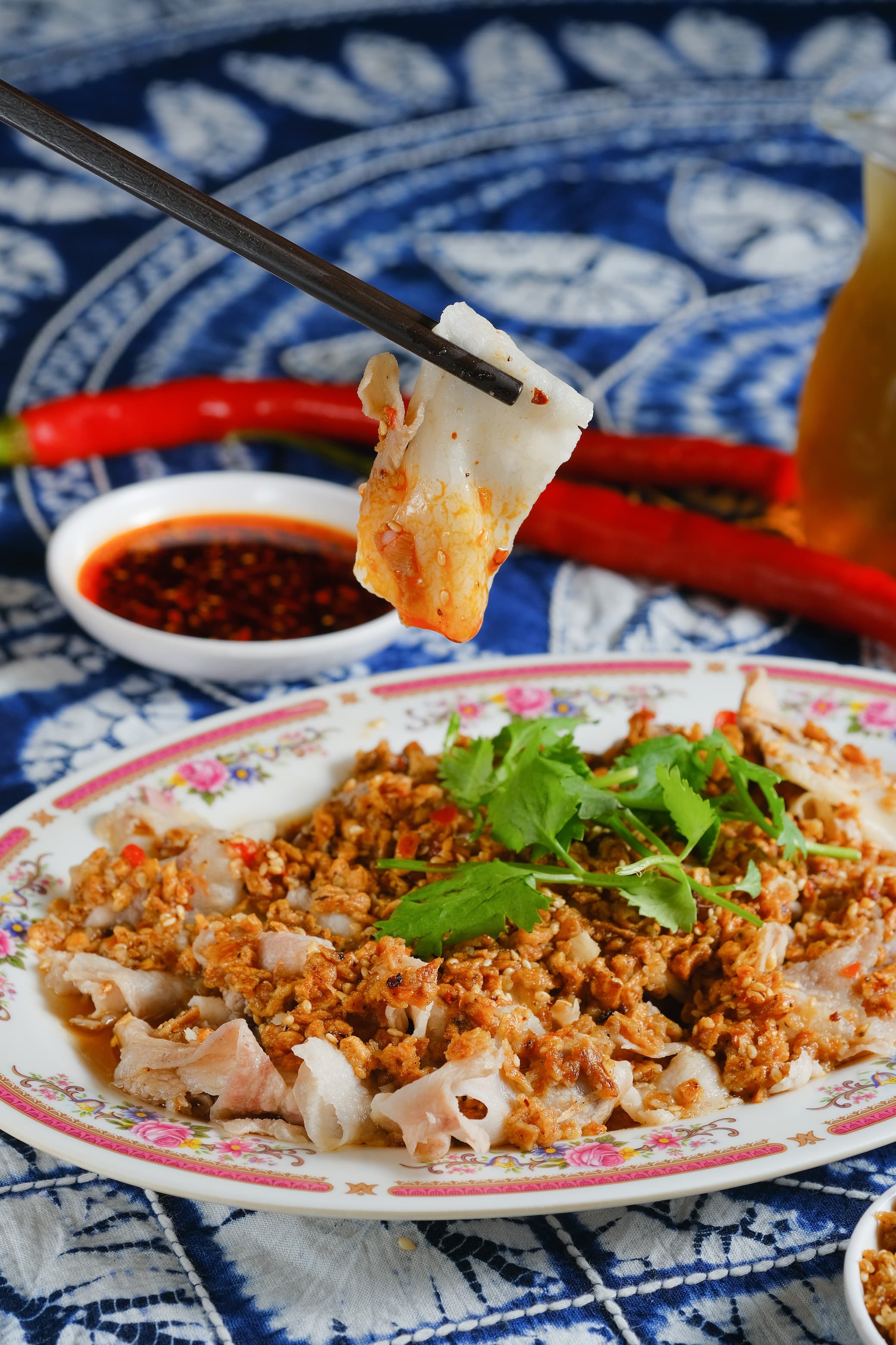 考驗刀工的「大薄片」用的是黑毛豬,佐料裡加了花椒蒜酥和芝麻,格外惹味。(150元/份)