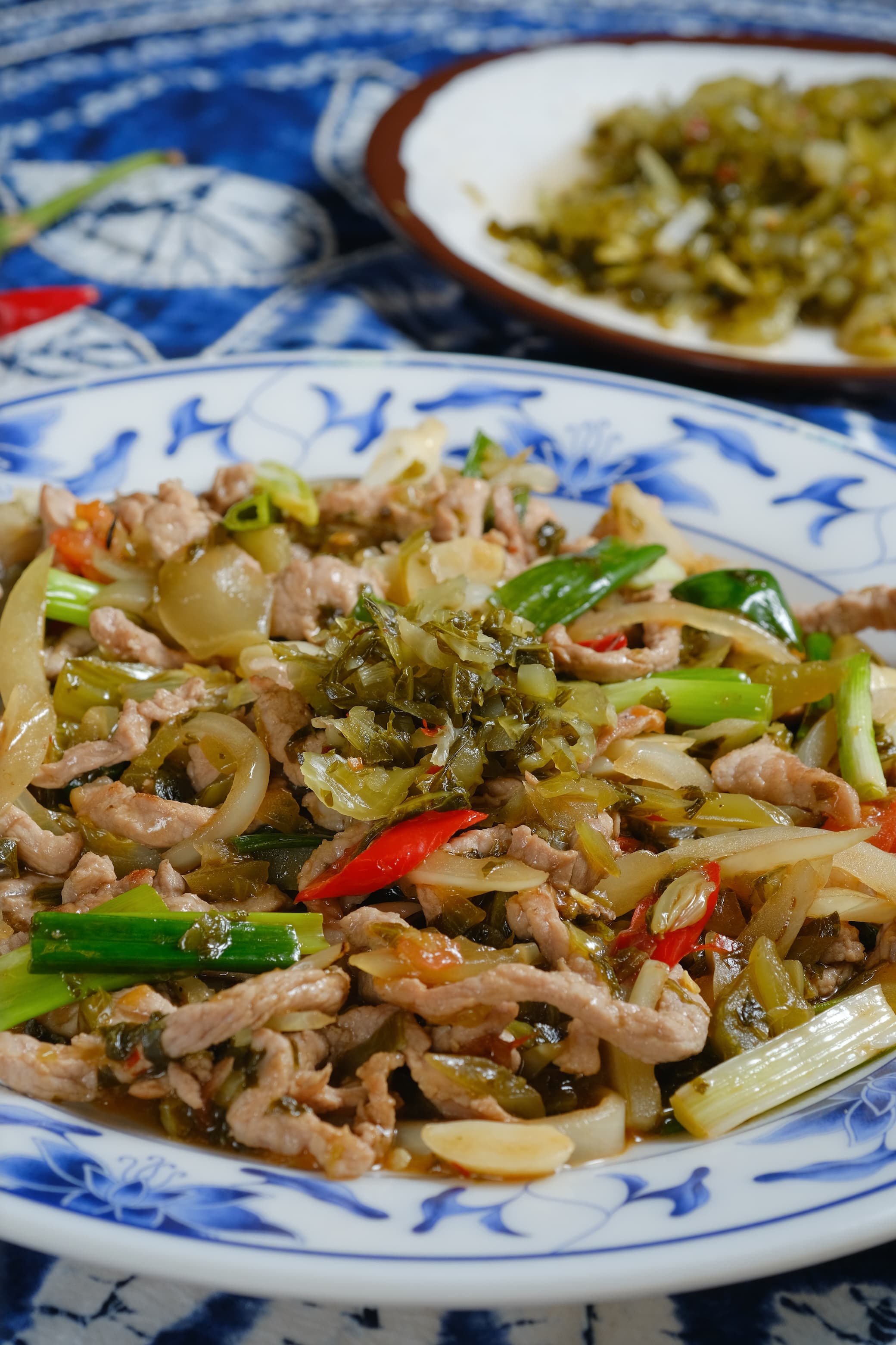 「水醃菜炒豬肉」酸香中帶點芥菜特有的清苦,開胃極了。(200元/份)