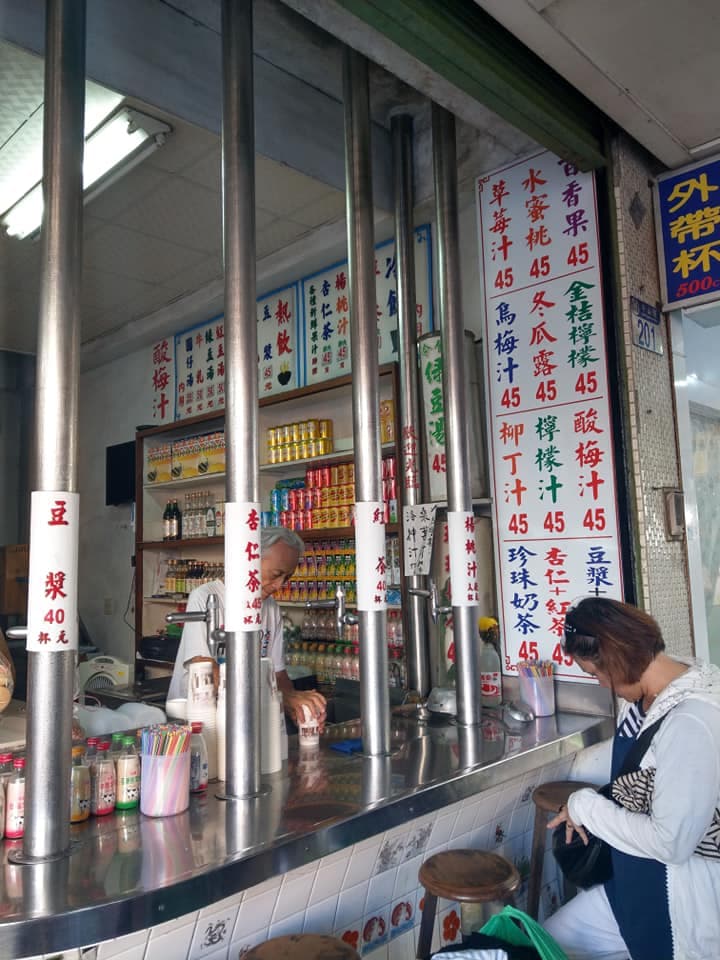 花蓮的60年老牌「鋼管紅茶」,以許多古早味的飲品聞名,幾乎是觀光客必朝聖的店。(翻攝臉書)