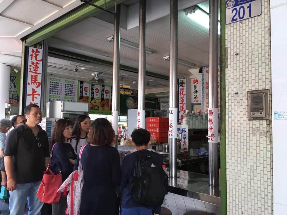 傳統老店「鋼管紅茶」遭到踢爆原料「非手工」。(翻攝臉書)