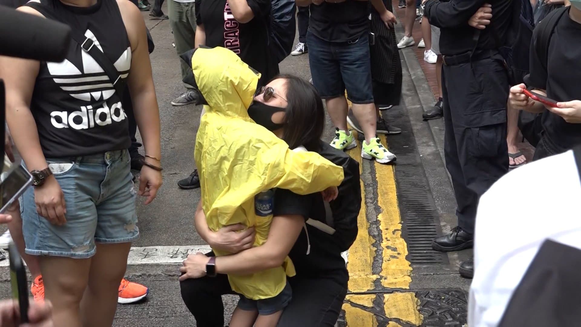 不少參與遊行的人，不畏新法上路，仍戴上口罩或面罩現身街頭。（翻攝香港電台視像新聞臉書）