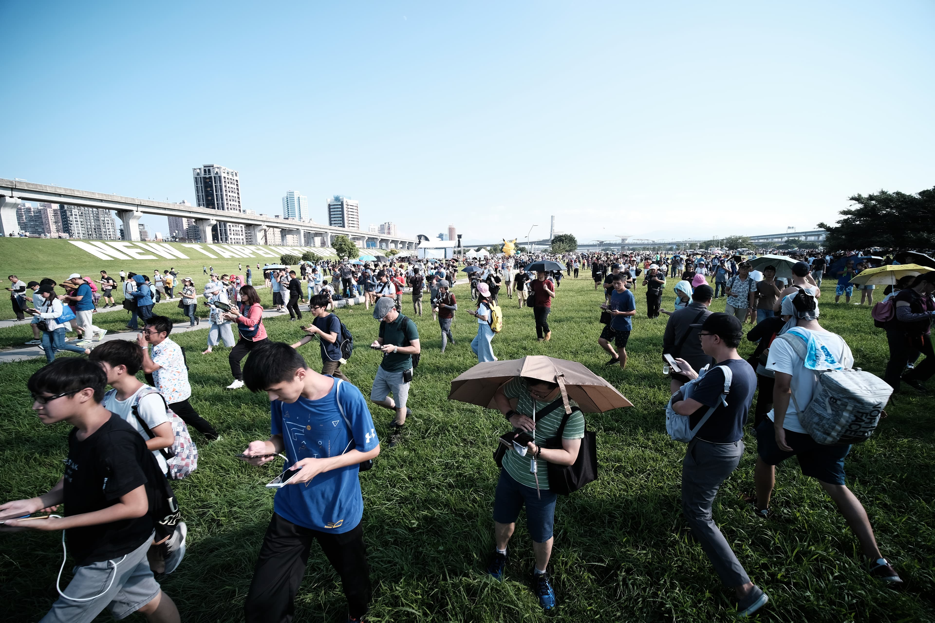 新北大都會公園一早就聚集眾多抓寶玩家，活動首日一度遊戲當機。