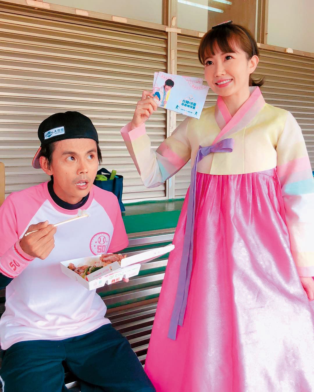 被拍到跨越「友誼那條線」,謝忻(右)和阿翔遭到外界撻伐,謝忻還痛失《綜藝大集合》主持工作。(翻攝自謝忻IG)