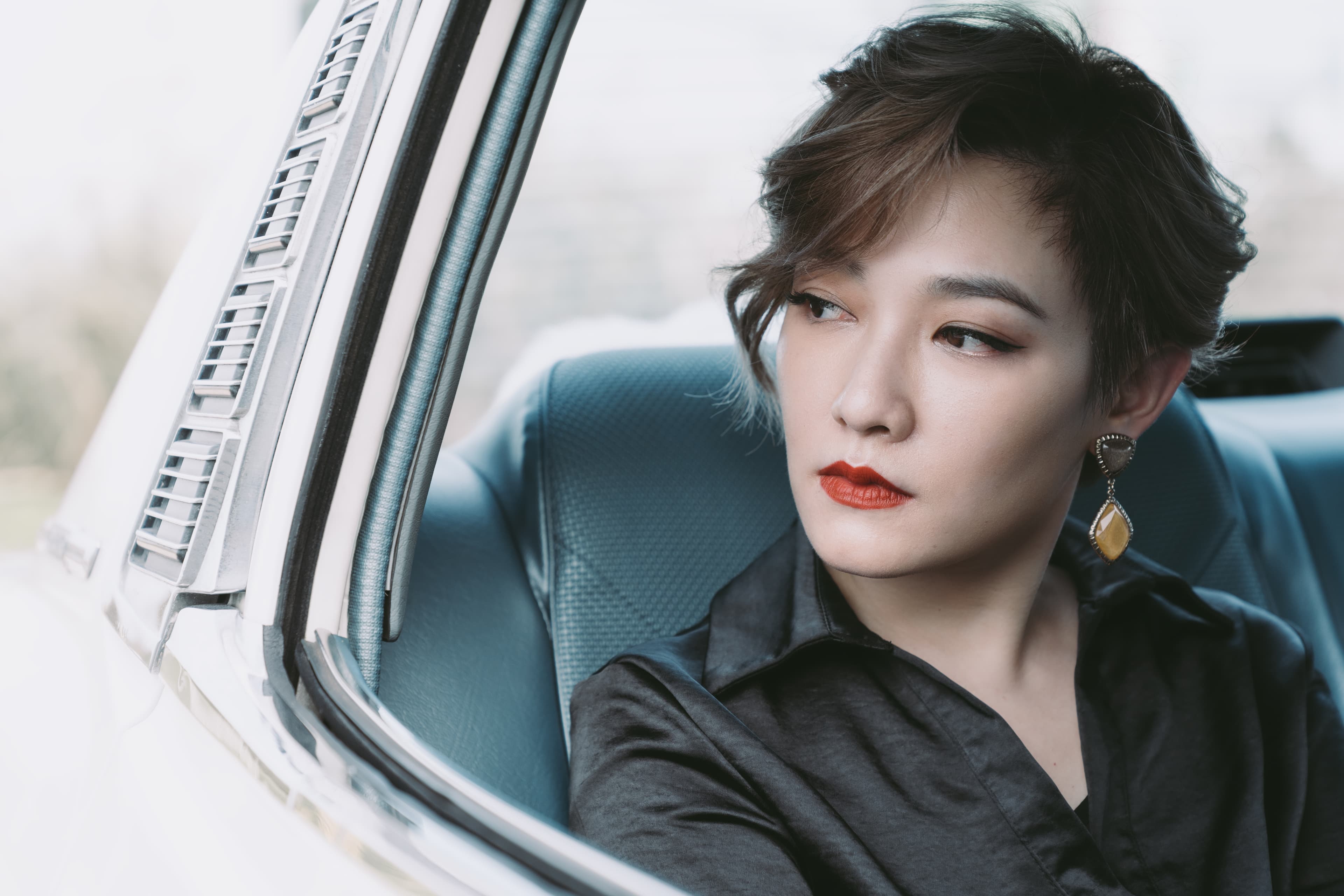 范曉萱在《罪夢者》中飾演黑道大哥的女人,以冷豔的造型登場。(Netflix提供)