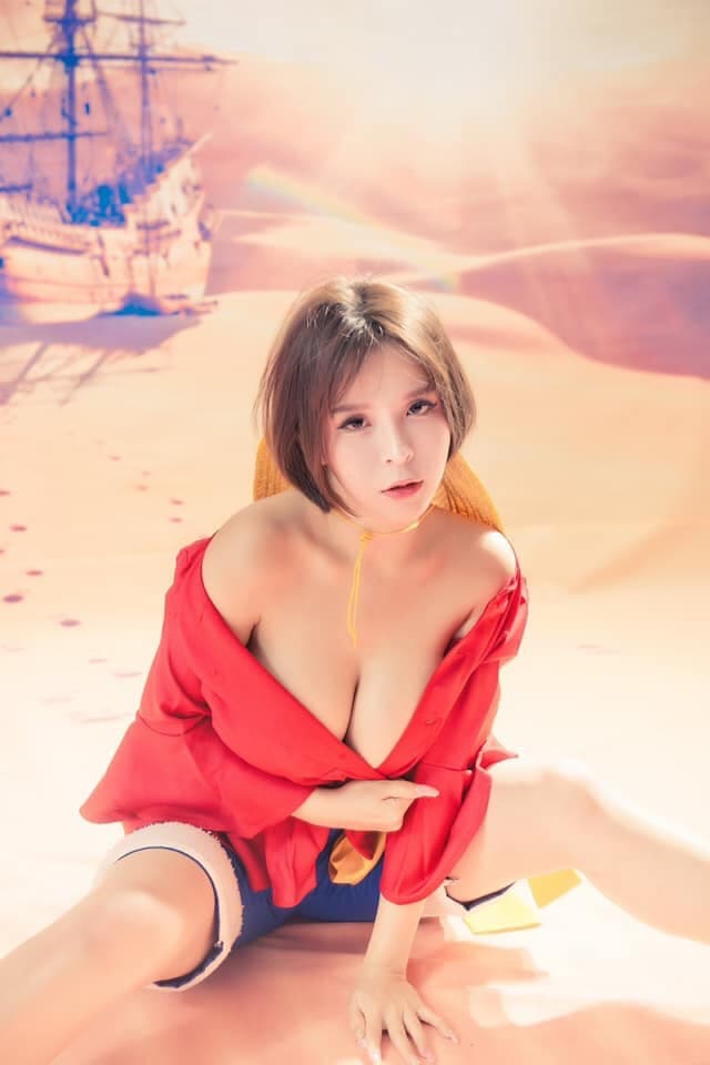 寫真女星陳香菱為了奪回女兒監護權,努力賺錢。(翻攝自陳香菱臉書)