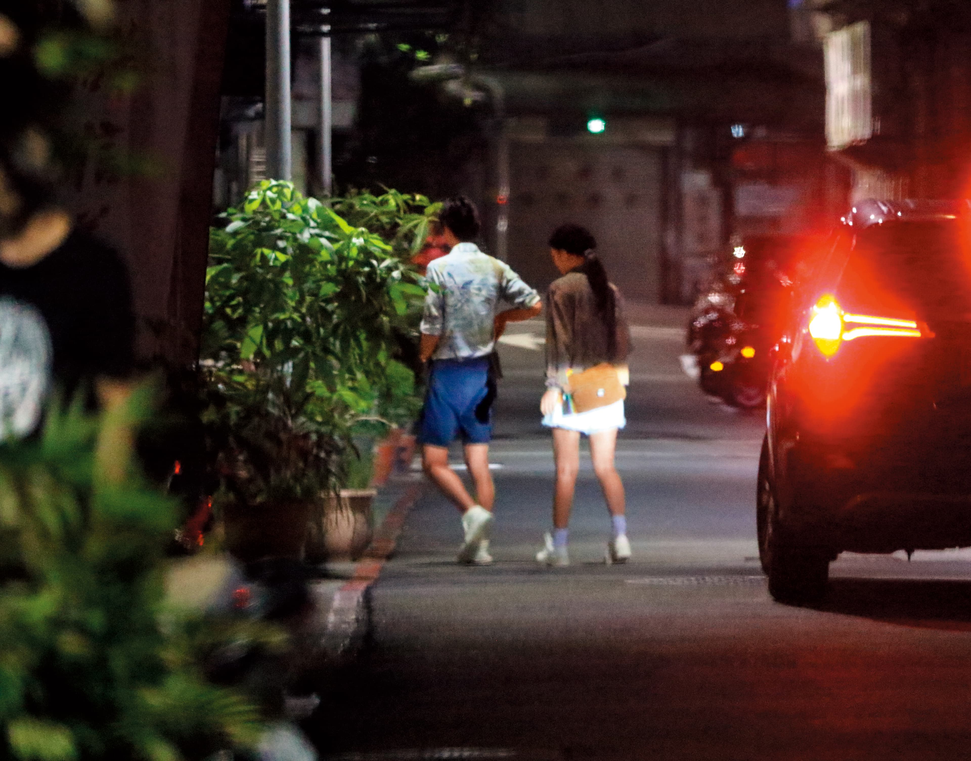掰了友人之後,兩人搭著Uber回到黃河家過夜。