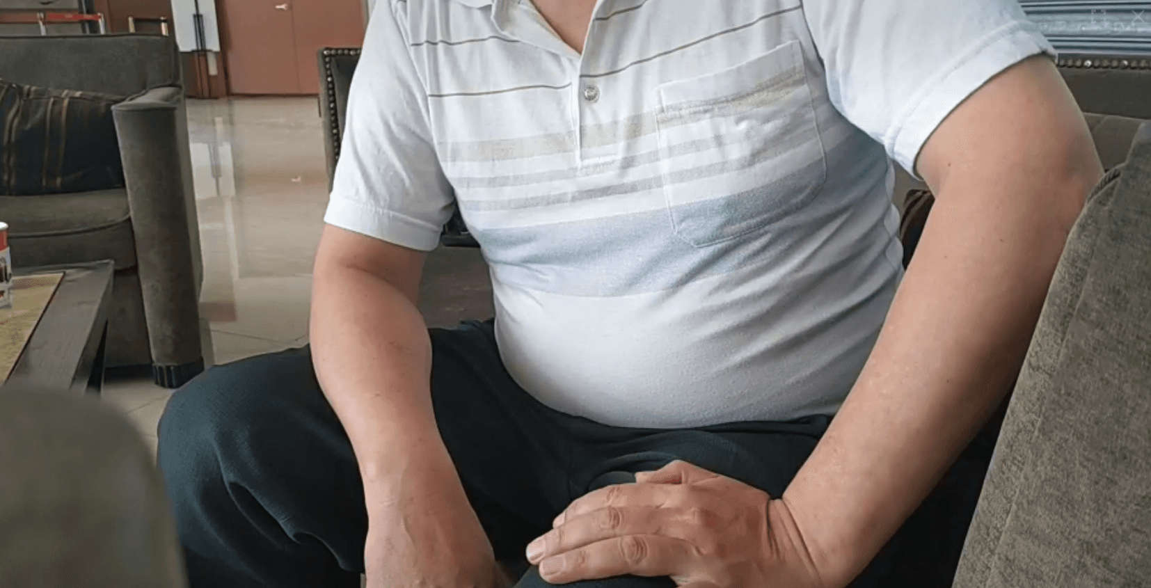員工表示冷凍櫃遭斷水斷電後,食材早已腐壞產生沼氣,相關單位卻禁止他們處理,有公安疑慮。