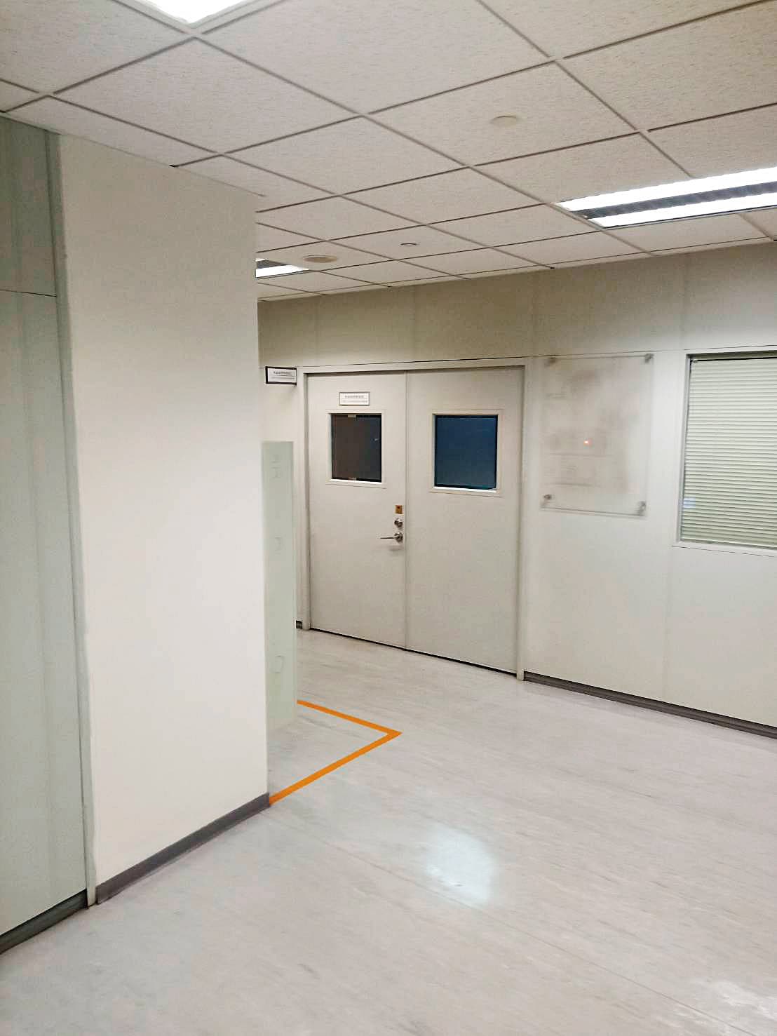 鴻海集團採購主管、榮創光電董事長方榮熙,在群創這間會議室和設備商協商欠款。(讀者提供)