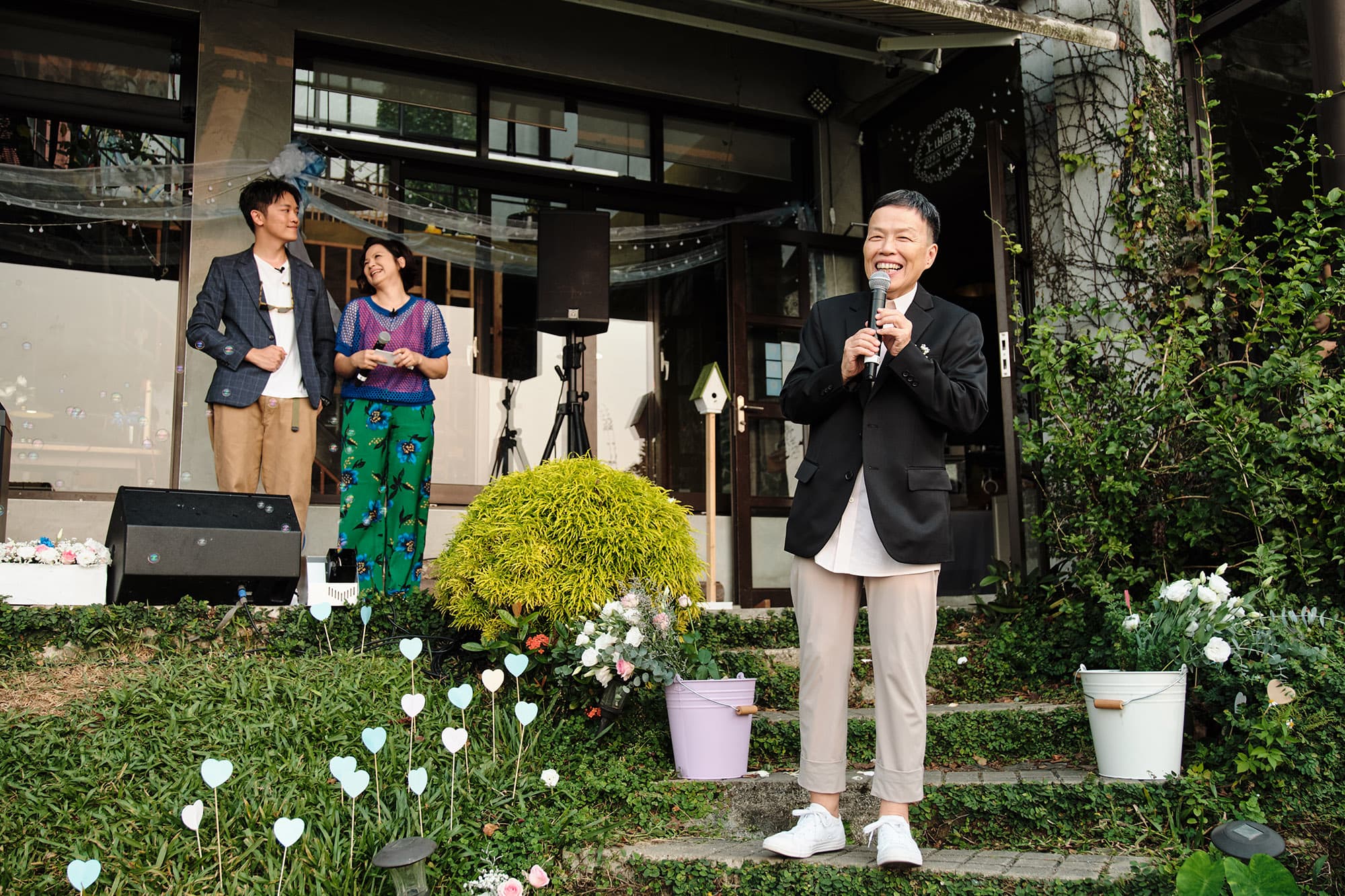 王小棣擔任證婚人祝福新人。(公視提供)