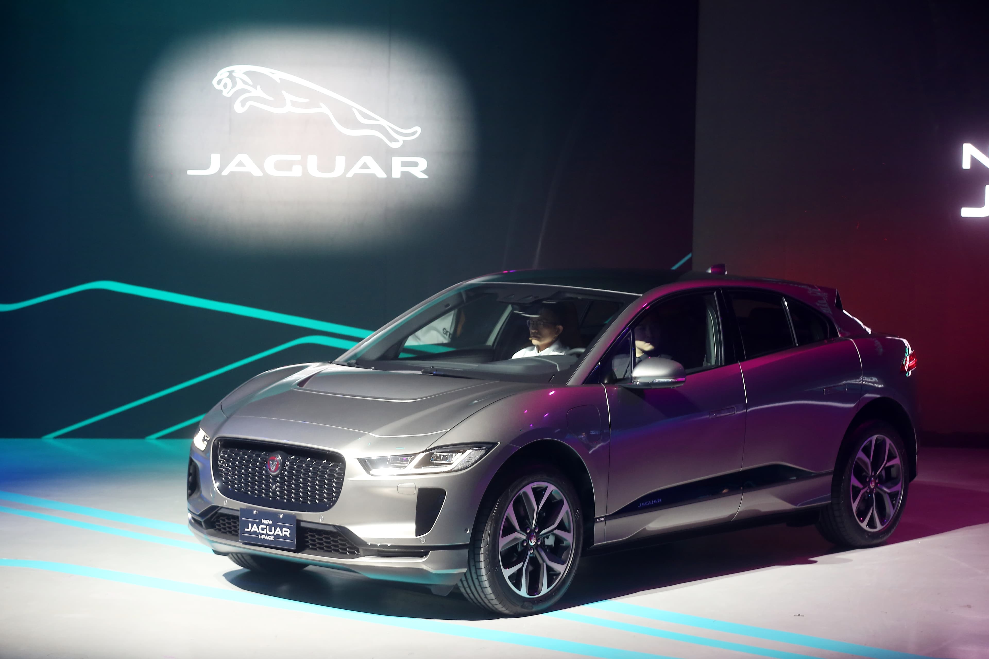 豪華車商Jaguar在台正式發表首款I-Pace電動跑旅,共有EV400 S、EV400 HSE兩車型。