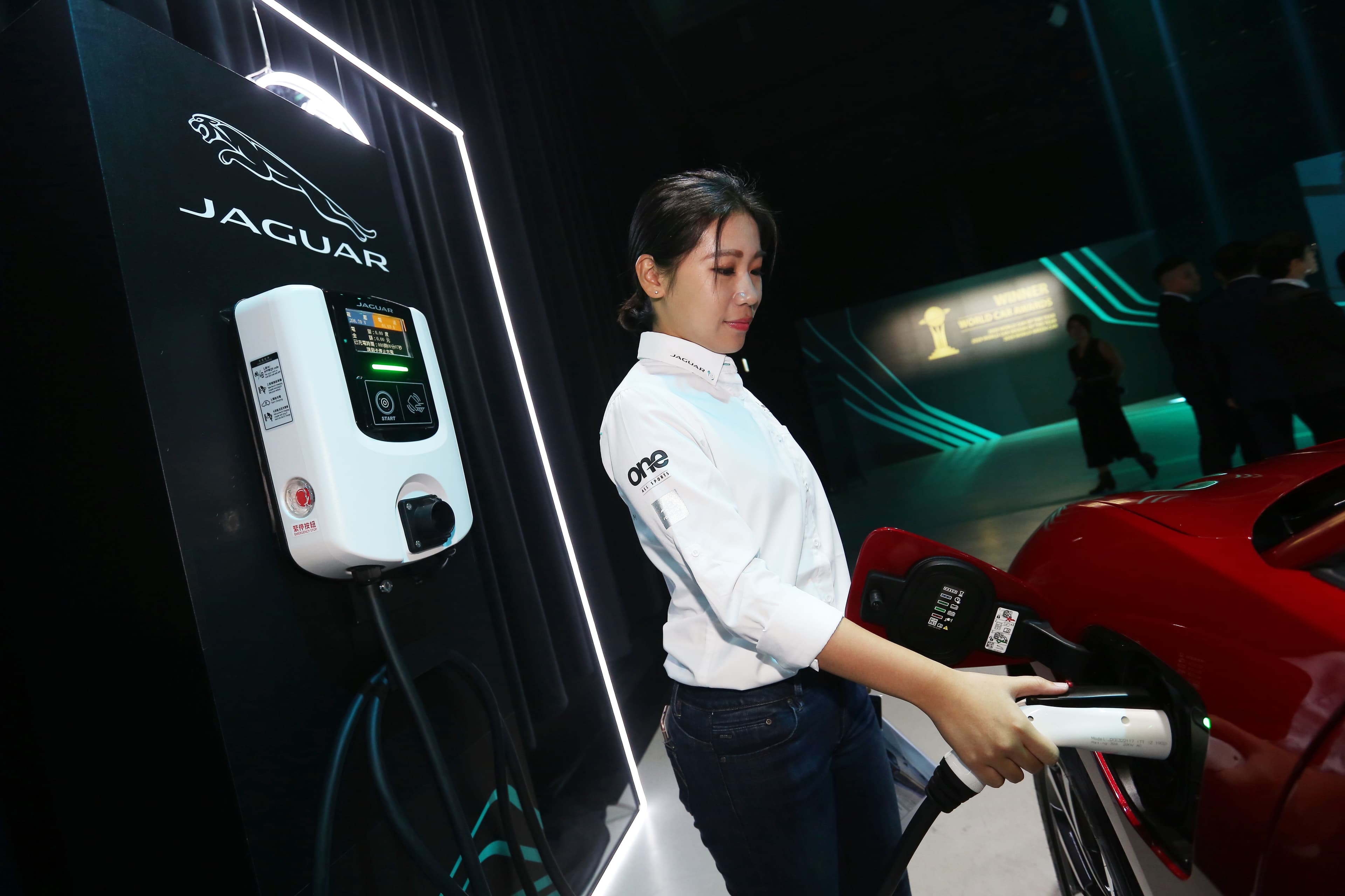 首波配額加贈家用壁掛式充電座及原廠精品配件,另外並提供電池組8年或16萬公里原廠保固。