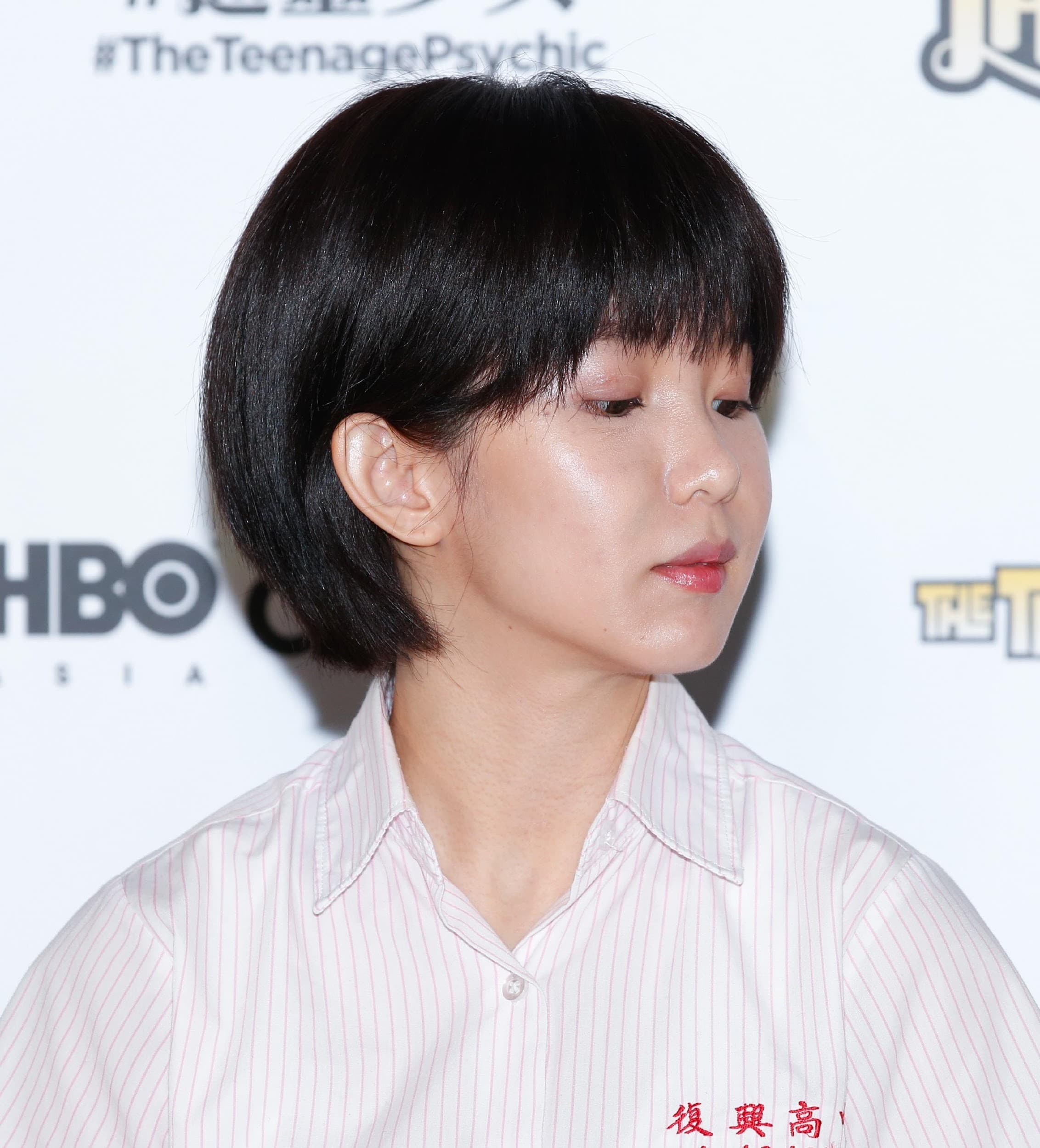 《通靈少女2》去年底舉行探班記者會,郭書瑤右臉法令紋部位泛黑青。
