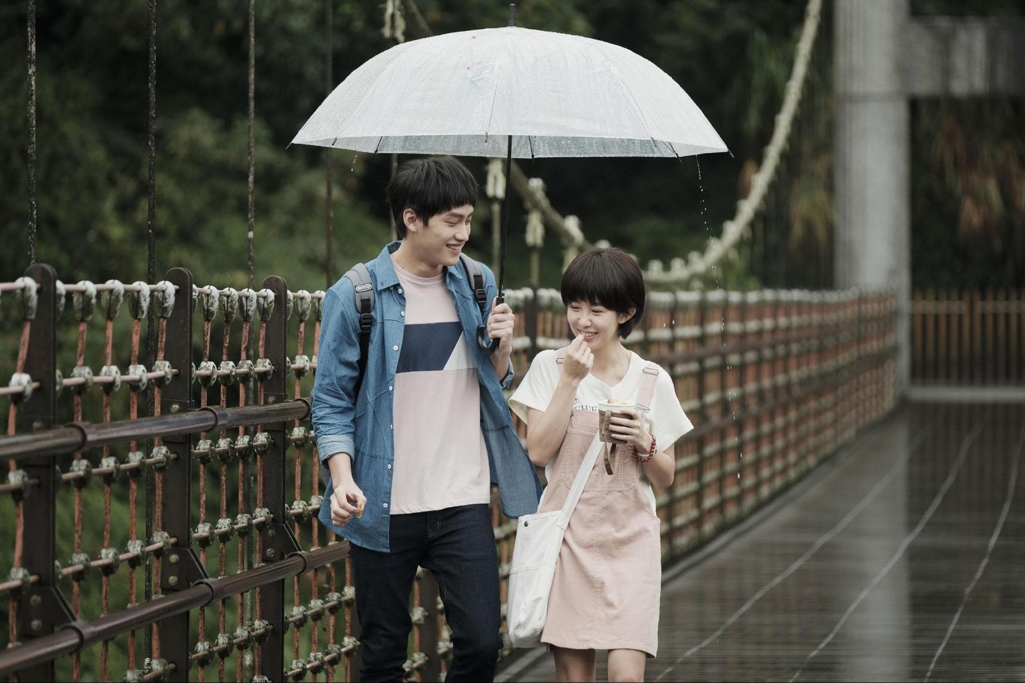 身高180公分的范少勳（左），拍攝《通靈少女2》時體重僅63公斤。右為郭書瑤。（HBO Asia提供）