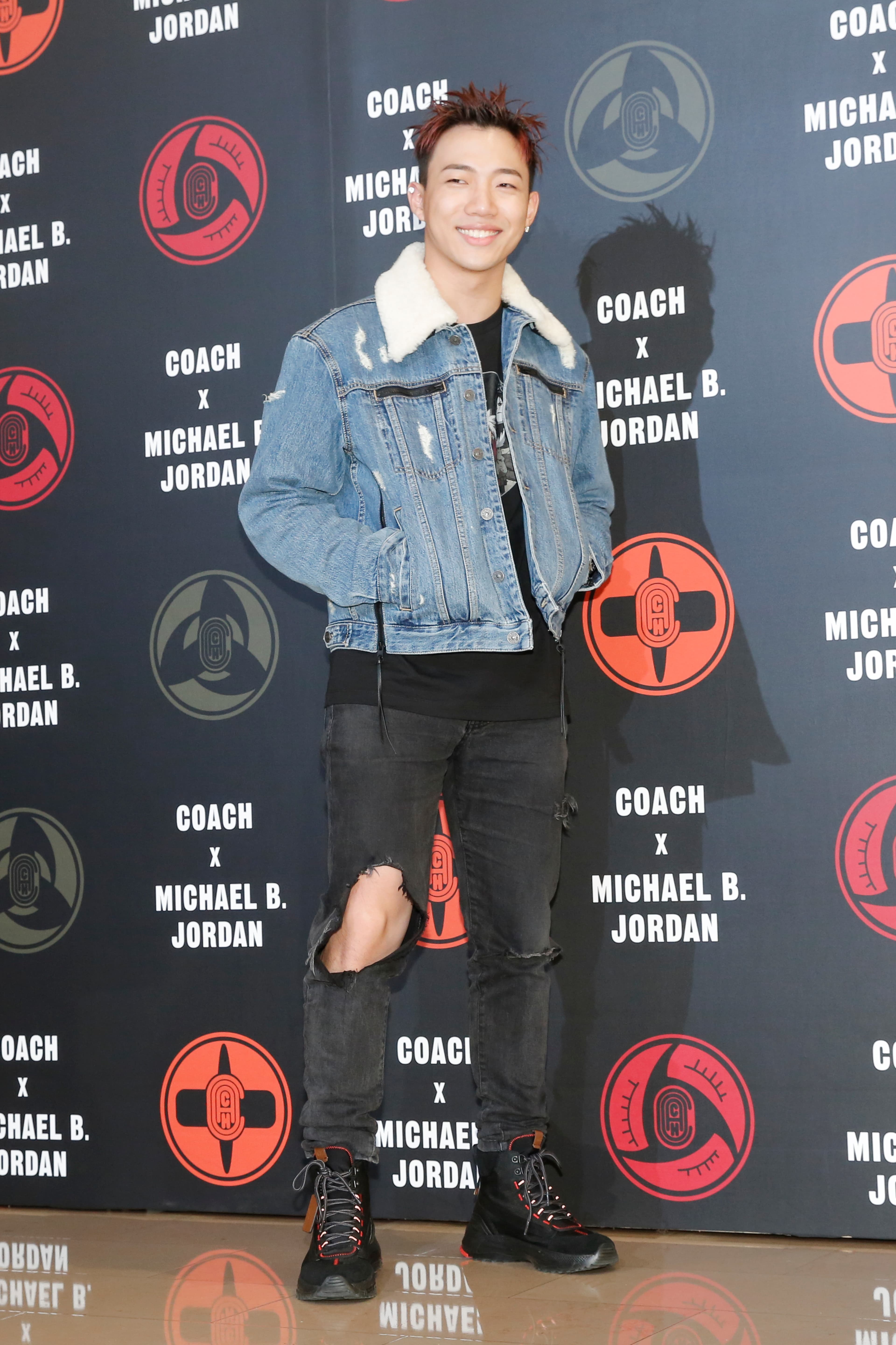 ØZI身上的COACH X MBJ藍色丹寧夾克NT$32,800、COACH X MBJ上衣NT$3,900、COACH X MBJ都會休閒鞋NT$16,800。