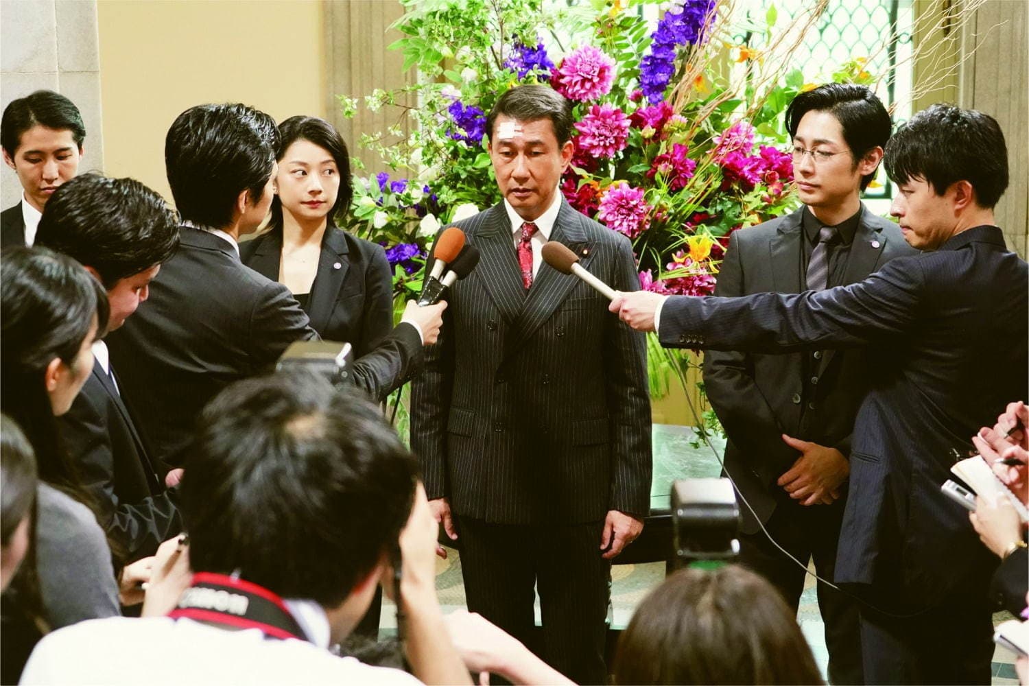 在一場被飛石擊中頭部昏迷的意外後,中井貴一不僅失憶,性情也大變,從唯利是圖的無良總理變成致力國政的善良大叔。(傳影互動提供)