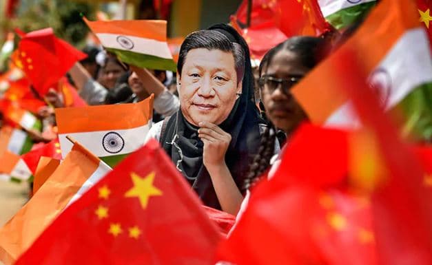 學生不僅戴著習近平面具，還手持印度、中國國旗揮舞。（翻攝自NDTV）