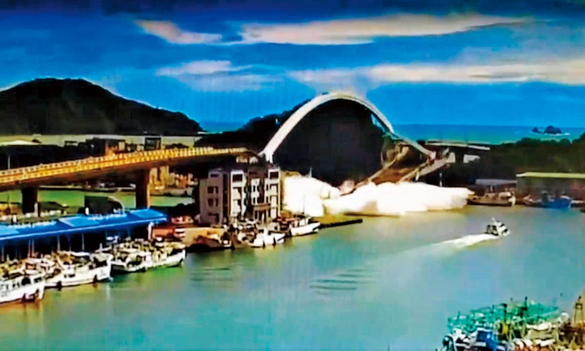 僅使用21年的南方澳跨港大橋，10月1日早上突然呈V字型折斷，引發與論譁然。（翻攝網路）