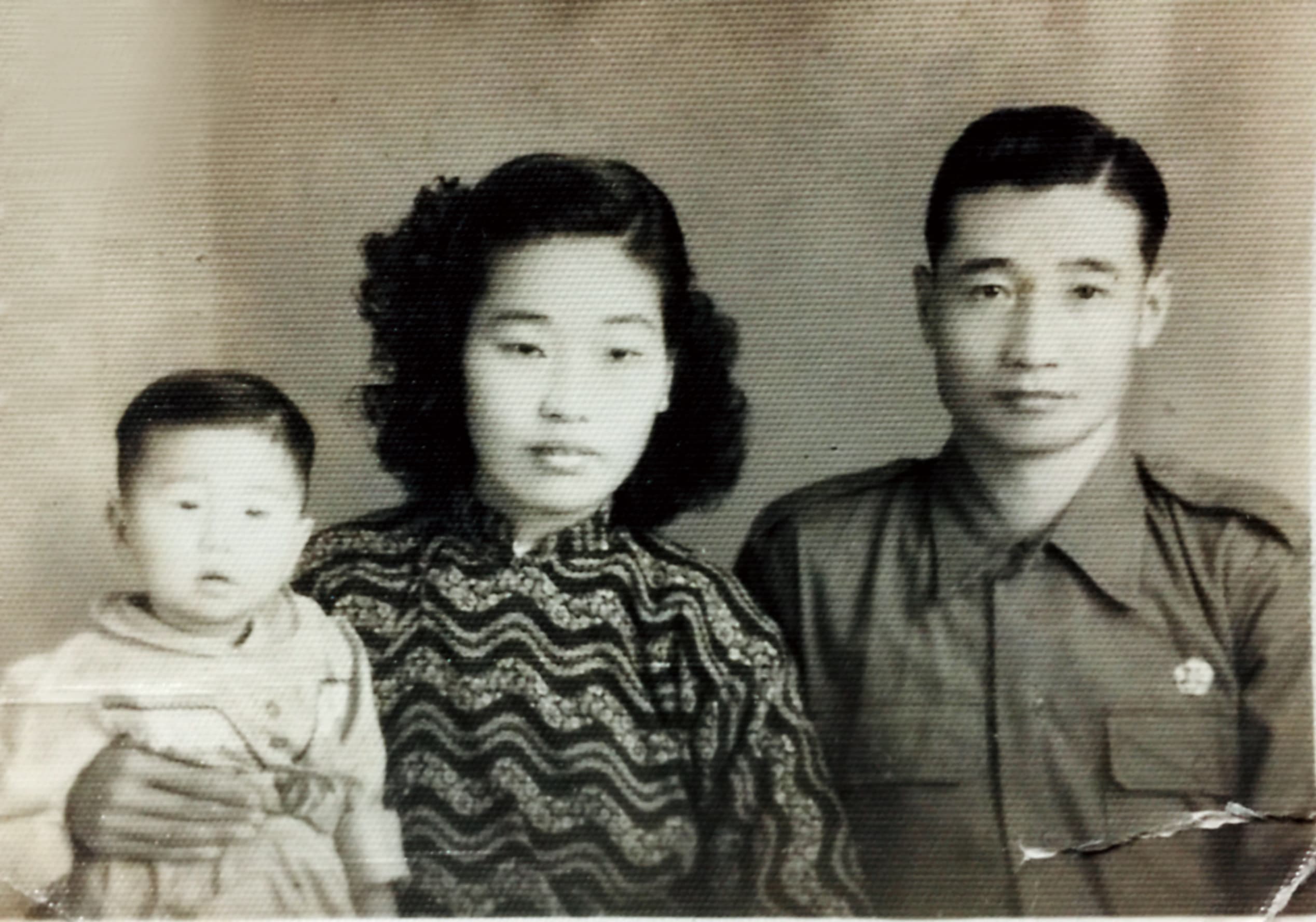 郝雲娟(中)和先生羊一龍(右)在中國結婚,隨國民政府撤退來台。70年過去,先生也過世了,談起那段過往,她總是忍不住哭泣。圖為2人年輕時和女兒羊麗華(左)的合影。 (連美恩提供)
