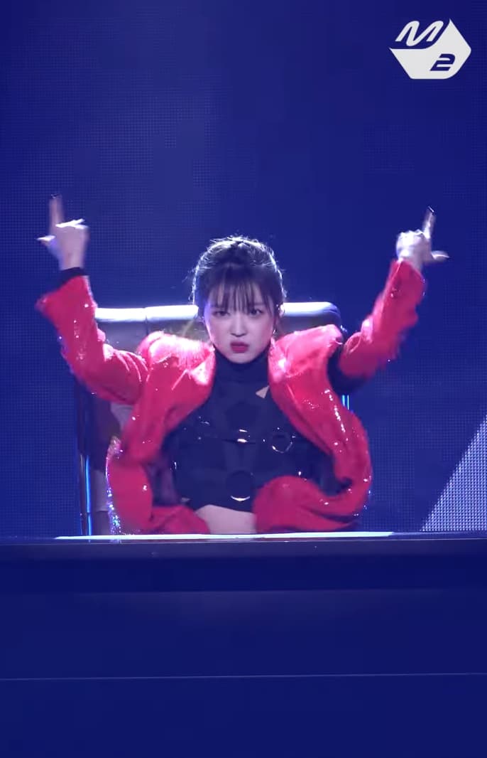 Oh My Girl成員YooA表演麥可傑克森的〈Sweet Criminal〉,帥氣十足。(截圖自影片)