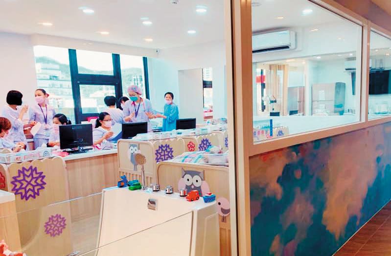 禾馨產後護理之家嬰兒室設有嬰兒游泳池,吸引不少新手爸媽。(翻攝禾馨產後護理之家粉專)