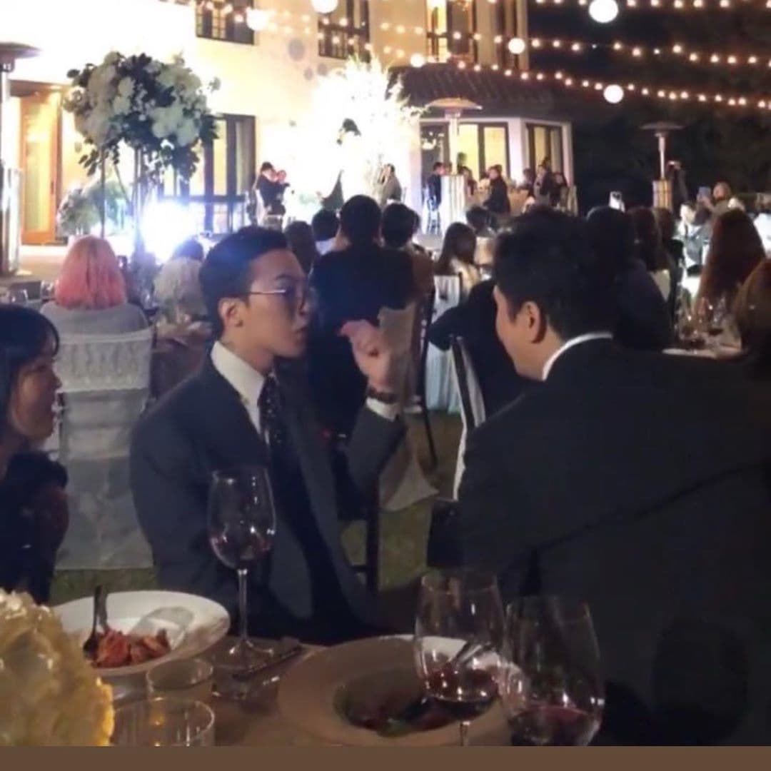 GD在婚禮現場不時與賓客寒喧。（翻攝自網路）