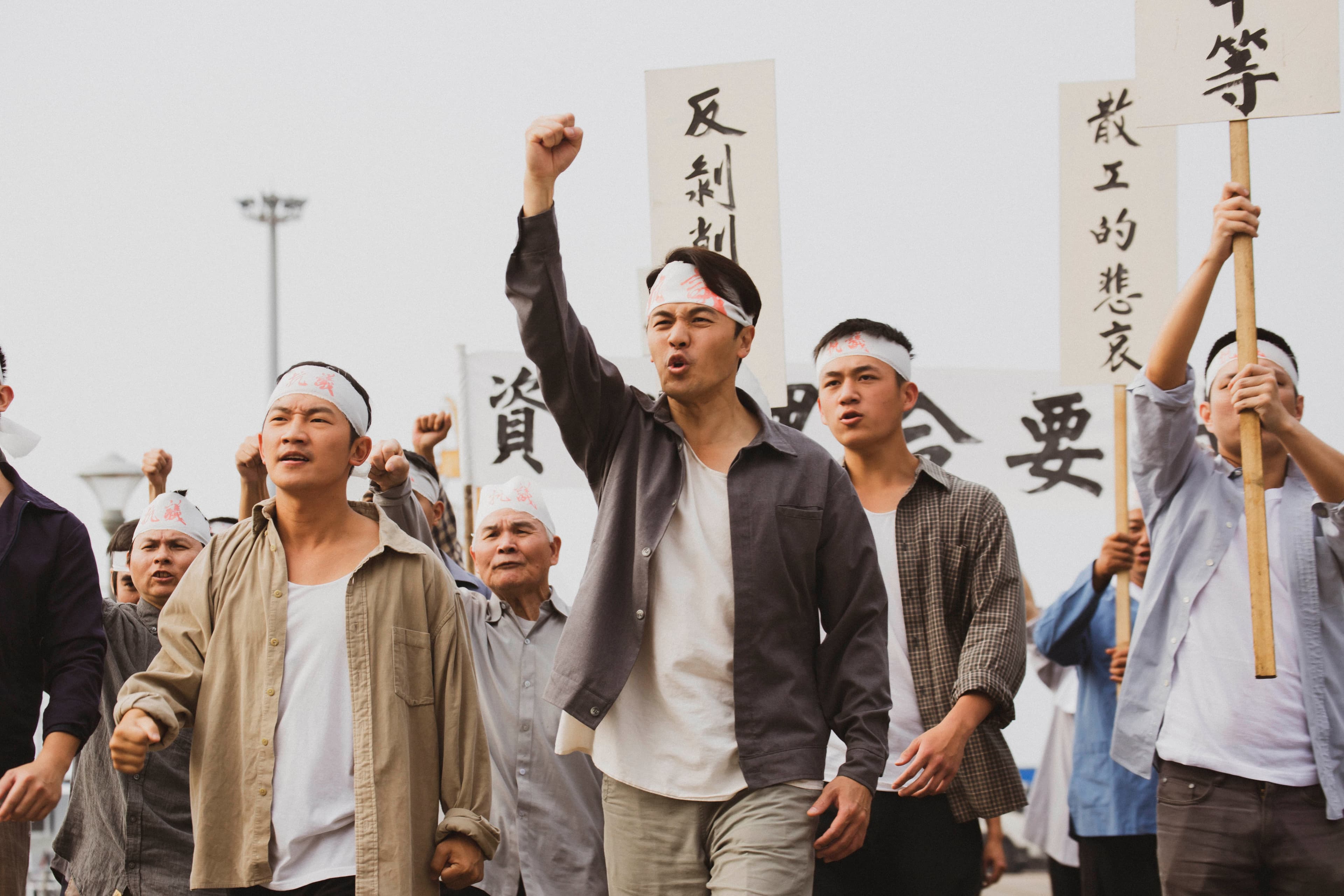 《苦力》黃文星(前中)與蔡昌憲(左一)不畏強權帶頭罷工遊行爭取權益。(公視提供)
