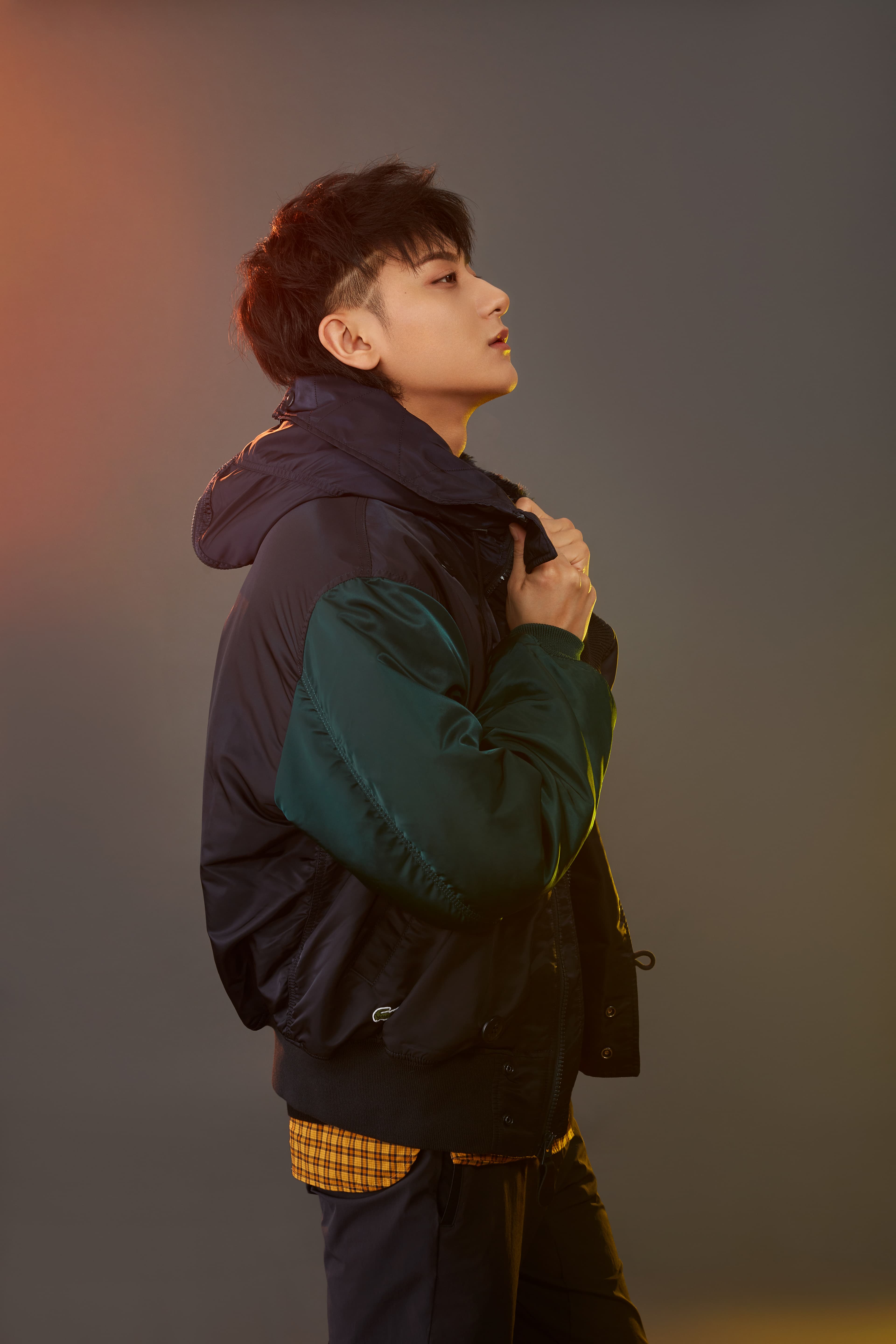 黄子韜以側面入境,帥氣詮釋LACOSTE X ALPHA INDUSTRIES新式飛行員夾克。(LACOSTE提供)