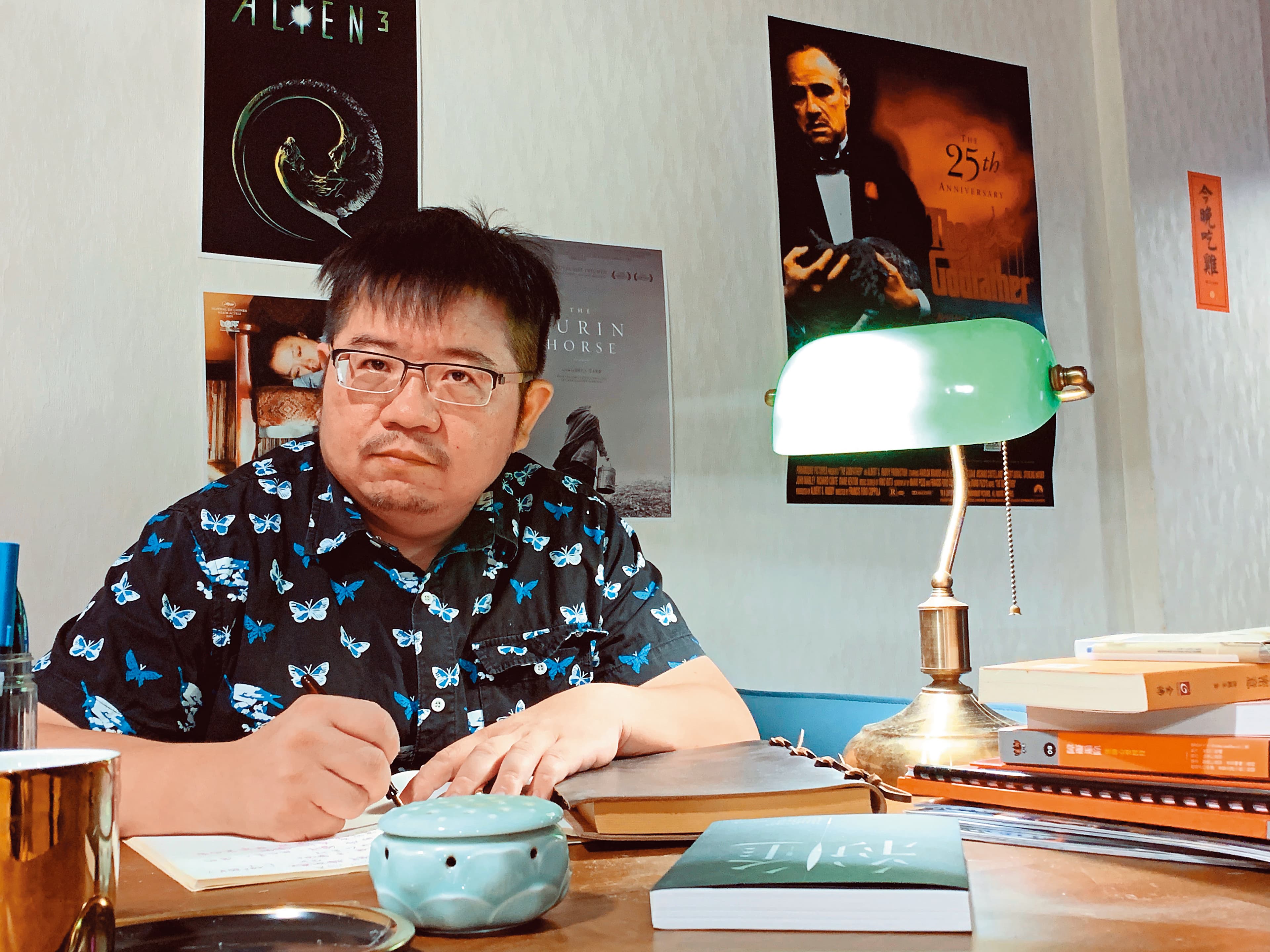 鏡文學編劇統籌張耀升與鍾孟宏共同編寫《陽光普照》劇本,進行深入田野調查。(張耀升提供)