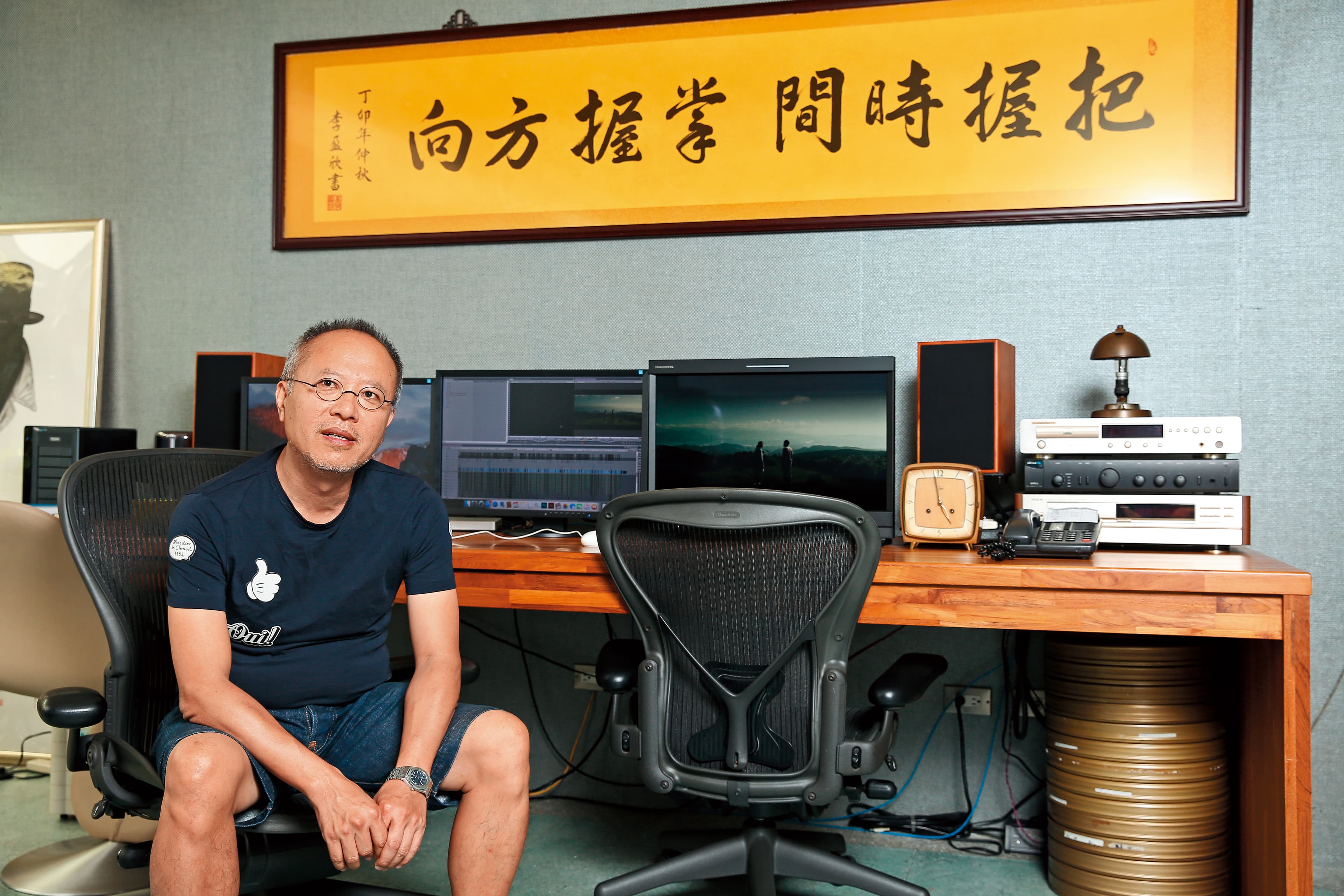 「把握時間、掌握方向」是《陽光普照》中男主角陳以文工作場所的標語,編導鍾孟宏也將美術組製作的牌匾掛在工作室。
