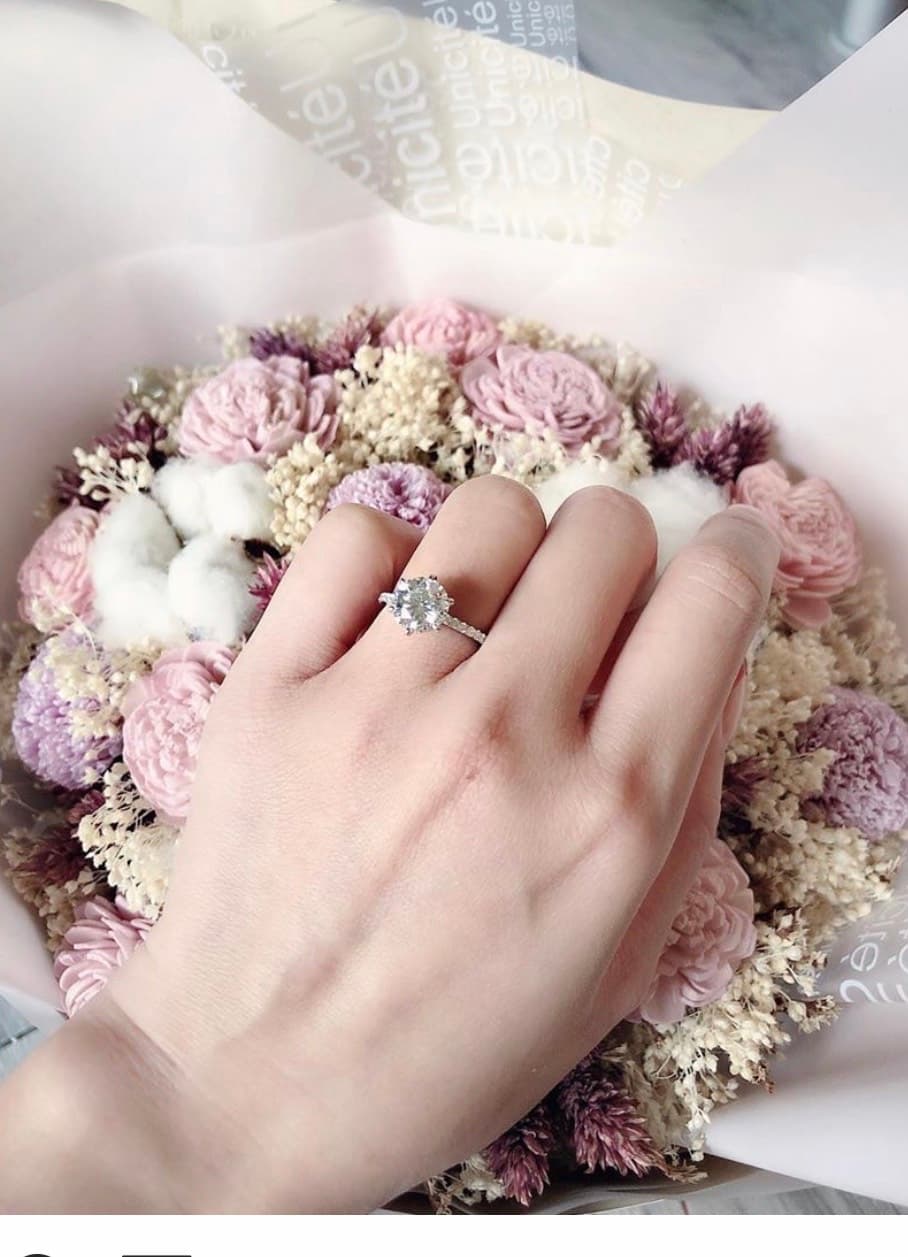 林佩瑤手上戴著約莫5克拉大的求婚戒。(摘自林佩瑤IG)