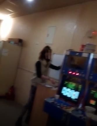 該間電子遊藝場內有多名開分員,隨時在一旁服務賭客。