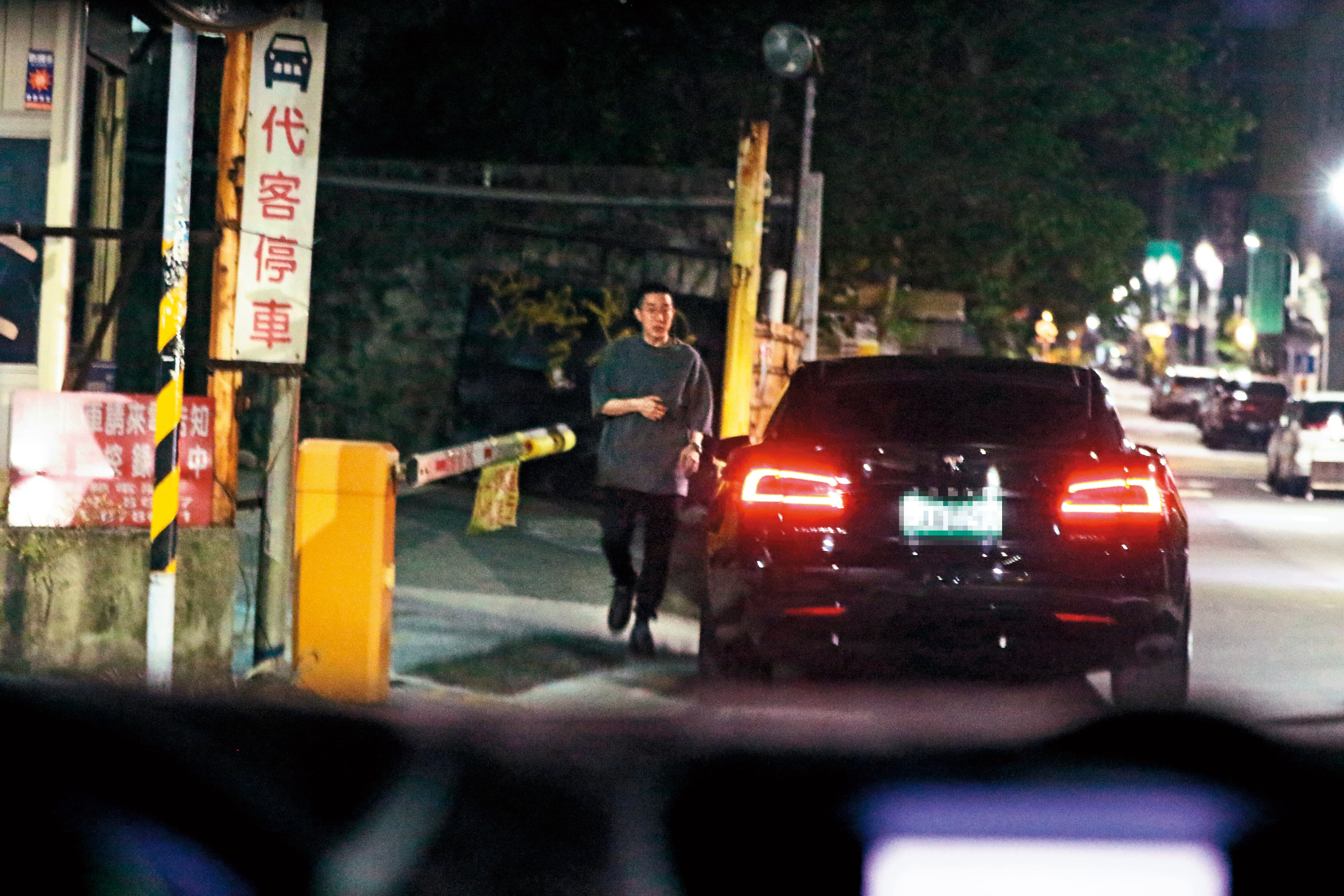 03：01　房祖名、柯震東與一群友人在柯家餐廳聚餐，房祖名率先離開餐廳，一人走向座車。
