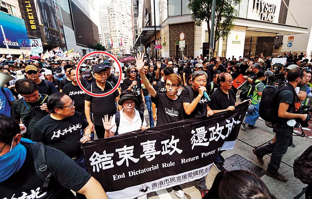 黎智英(紅圈處)支持民主運動,今年夏天與港人一同身著黑衣,上街抗爭。(翻攝梁國雄臉書)