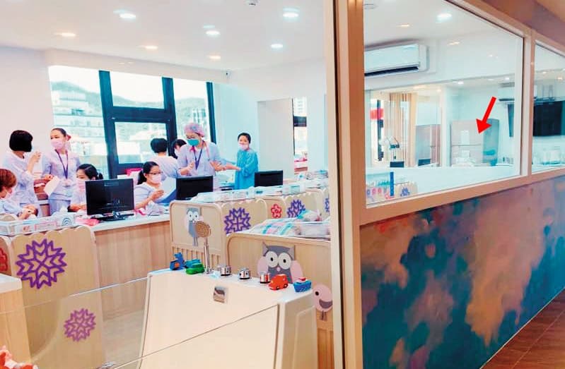 禾馨產後護理之家原本都將新生兒集中在嬰兒室護理站旁,感染疫情爆發後,則將出現症狀的寶寶挪到隔壁房間(箭頭處)隔離安置。(翻攝禾馨產後護理之家粉專)