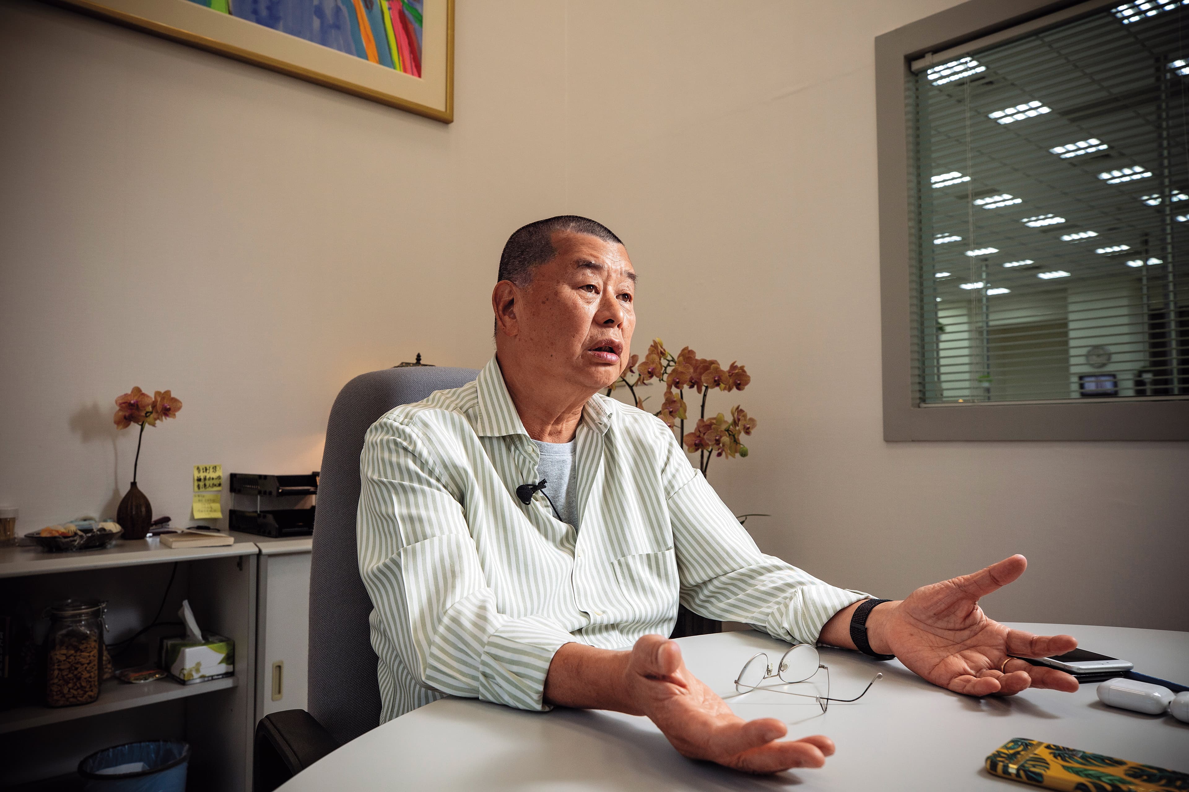 黎智英在台灣《蘋果日報》辦公室內受訪,強調他多次站上街頭,並不是為了名譽,而是為了香港和家園。