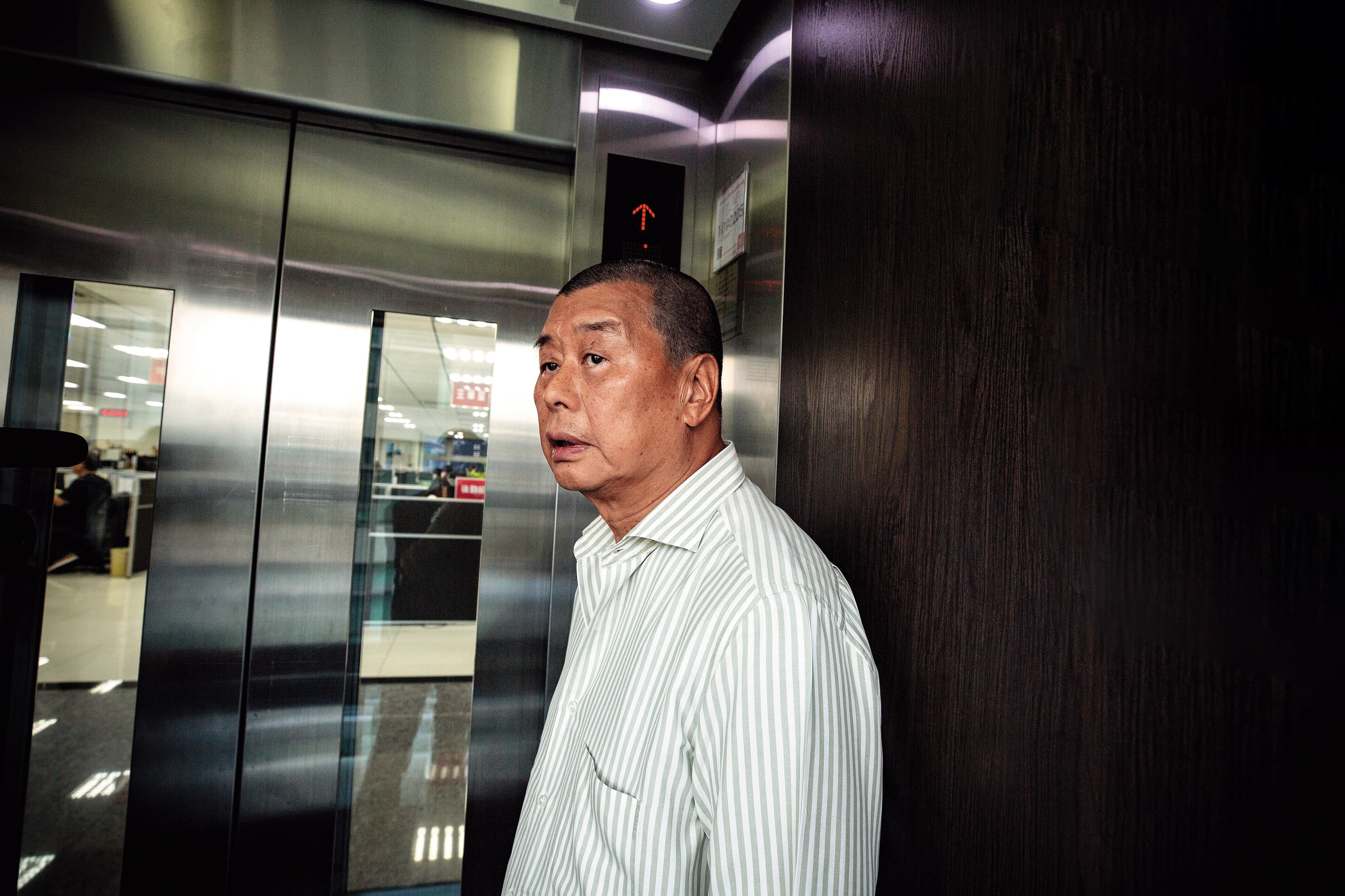 黎智英至今仍來回台港,這天他來到位於台北內湖的辦公室,領我們上樓拍照。