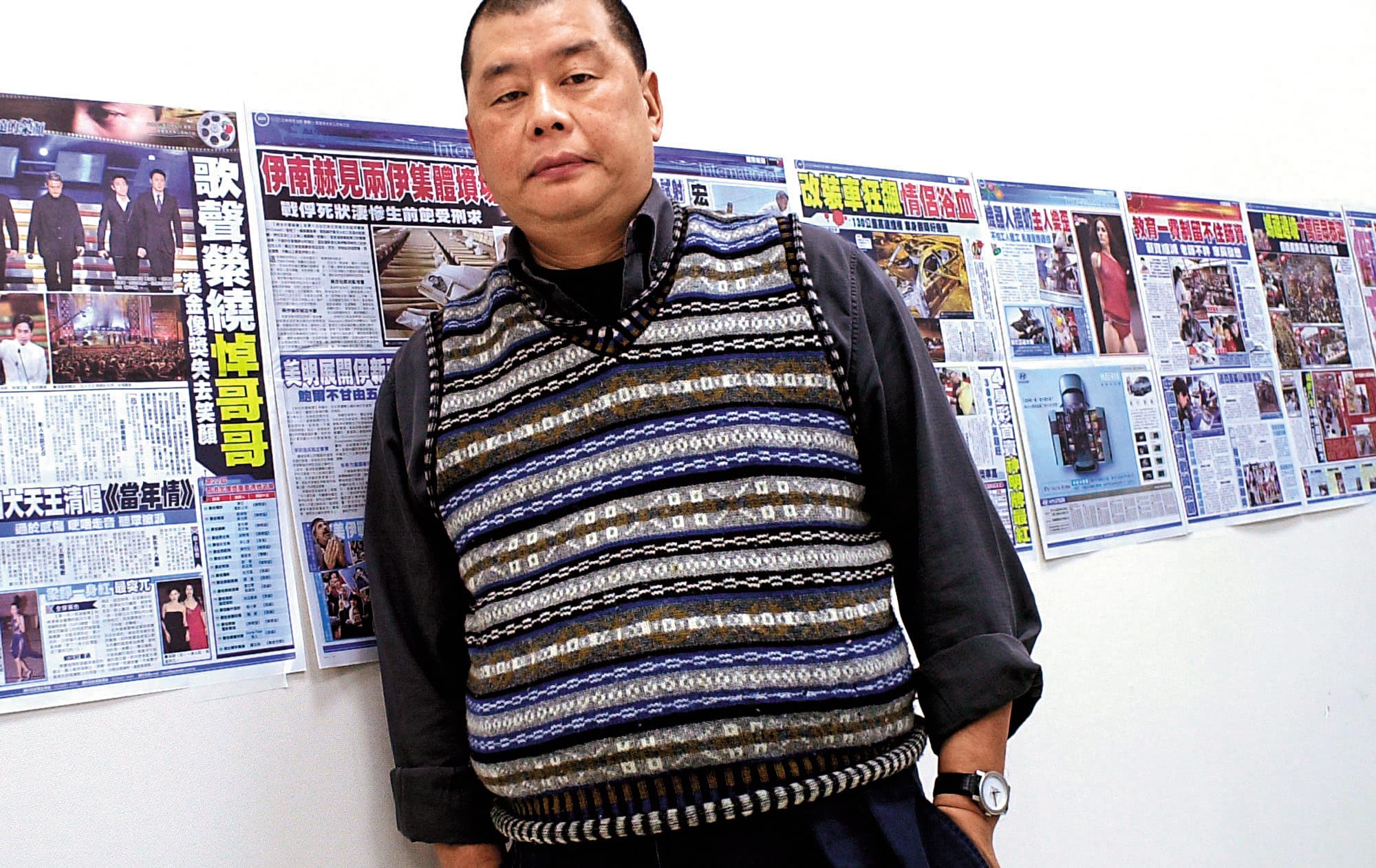 2003年,黎智英創辦台灣《蘋果日報》,至今在台經營16年,今年決定推出會員訂閱制,盼透過數位經營,改革原本紙媒日益艱困的經營模式。圖為黎智英2003年在他的台北辦公室。(達志影像)