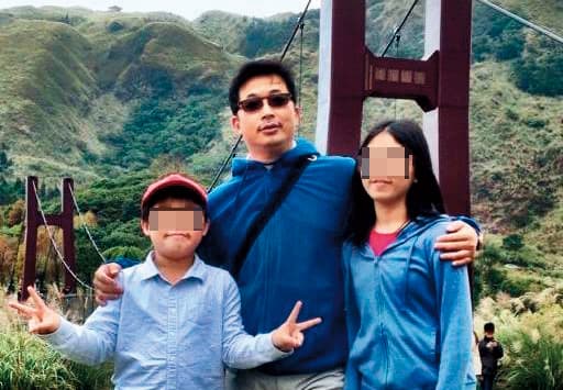 宣宣的醫生老公(中)離過婚,與前妻育有1對子女,她也知情。(翻攝自臉書)