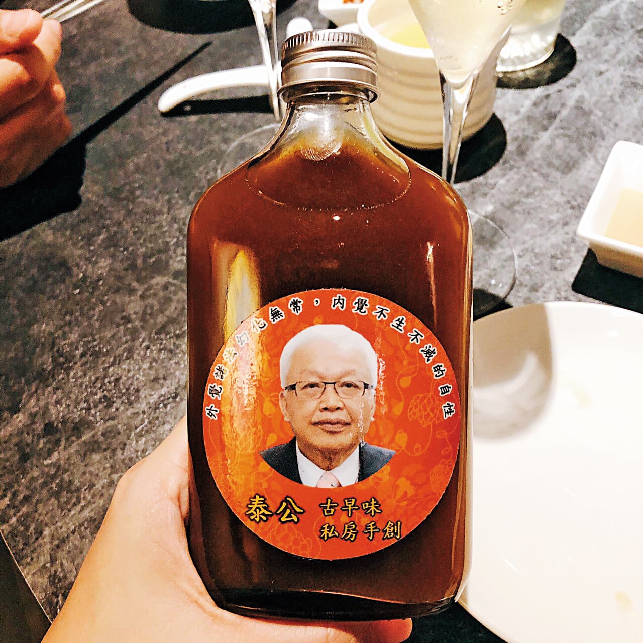 劉泰英近來曾向友人出示印有自己大頭照的「泰公牌」鹿茸藥酒,說自己還可以生小孩。