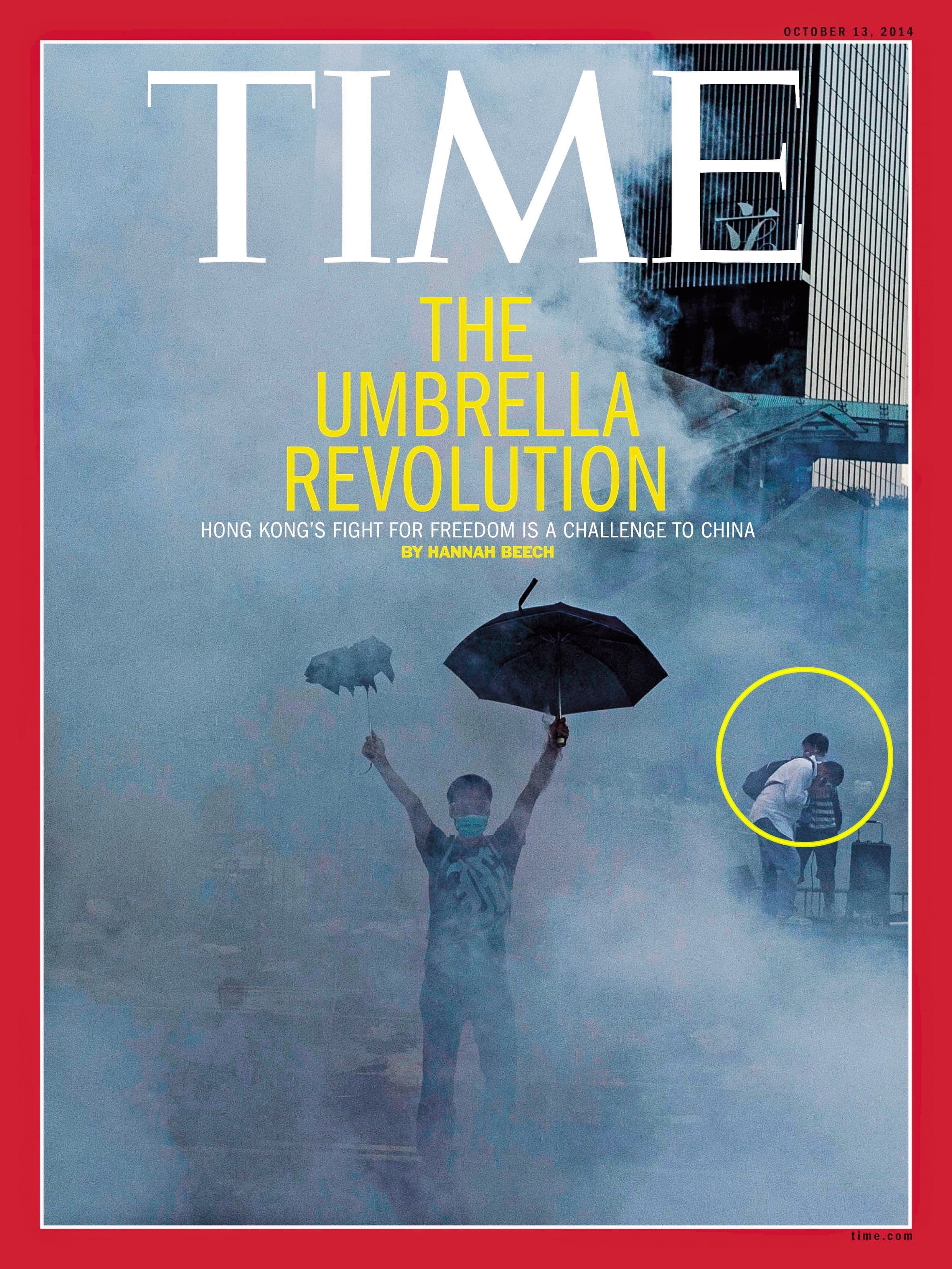 2014年雨傘運動爆發,港警發射催淚彈,黎智英(黃圈處)在煙霧中踉蹌而行的照片登上《時代》雜誌封面。