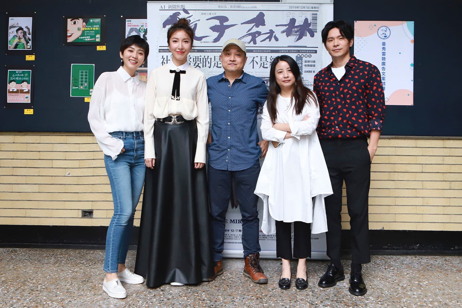 導演鄭文堂(中)帶著瑭霏(左一)、楊謹華(左二) 、鄭心媚(右二)、姚淳耀(右一)等人赴校園宣傳。(民視提供)