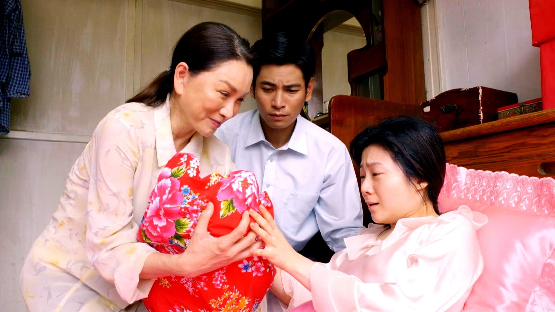 楊小黎(右)挑戰生產戲,陪產的「婆婆」張瓊姿手都被捏瘀青。(三立提供)