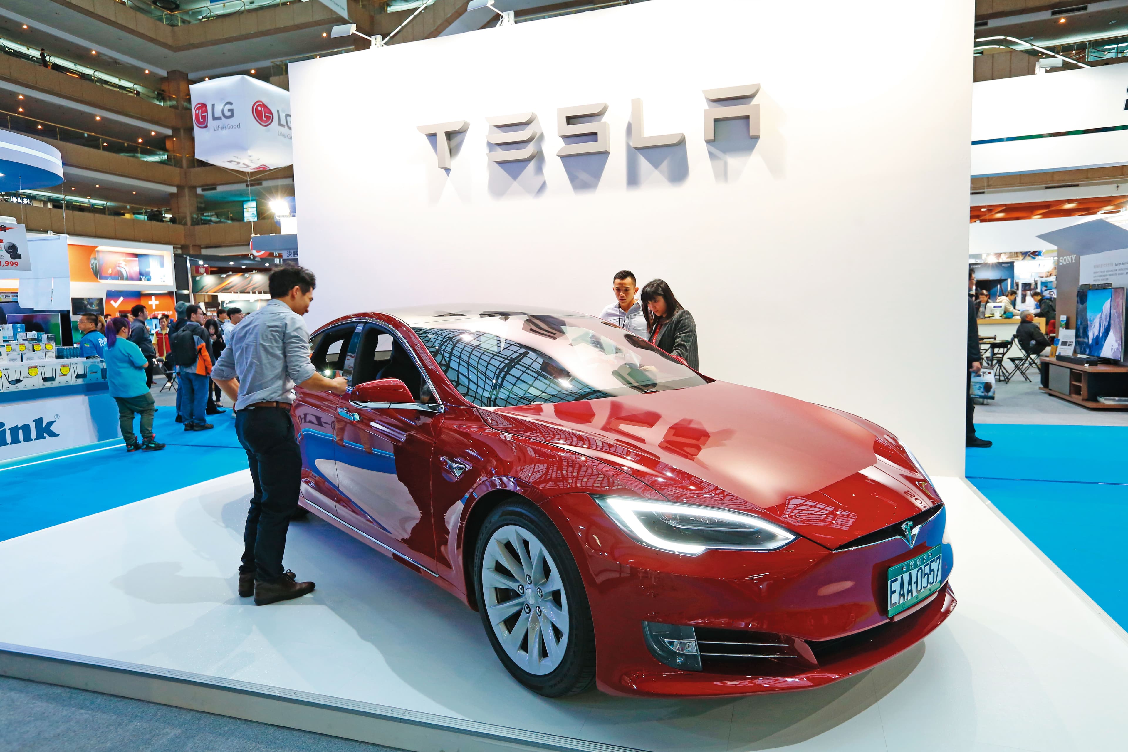 艾致富看好電動車產業，讓車子更安全、不耗油、能自鴐都是商機。