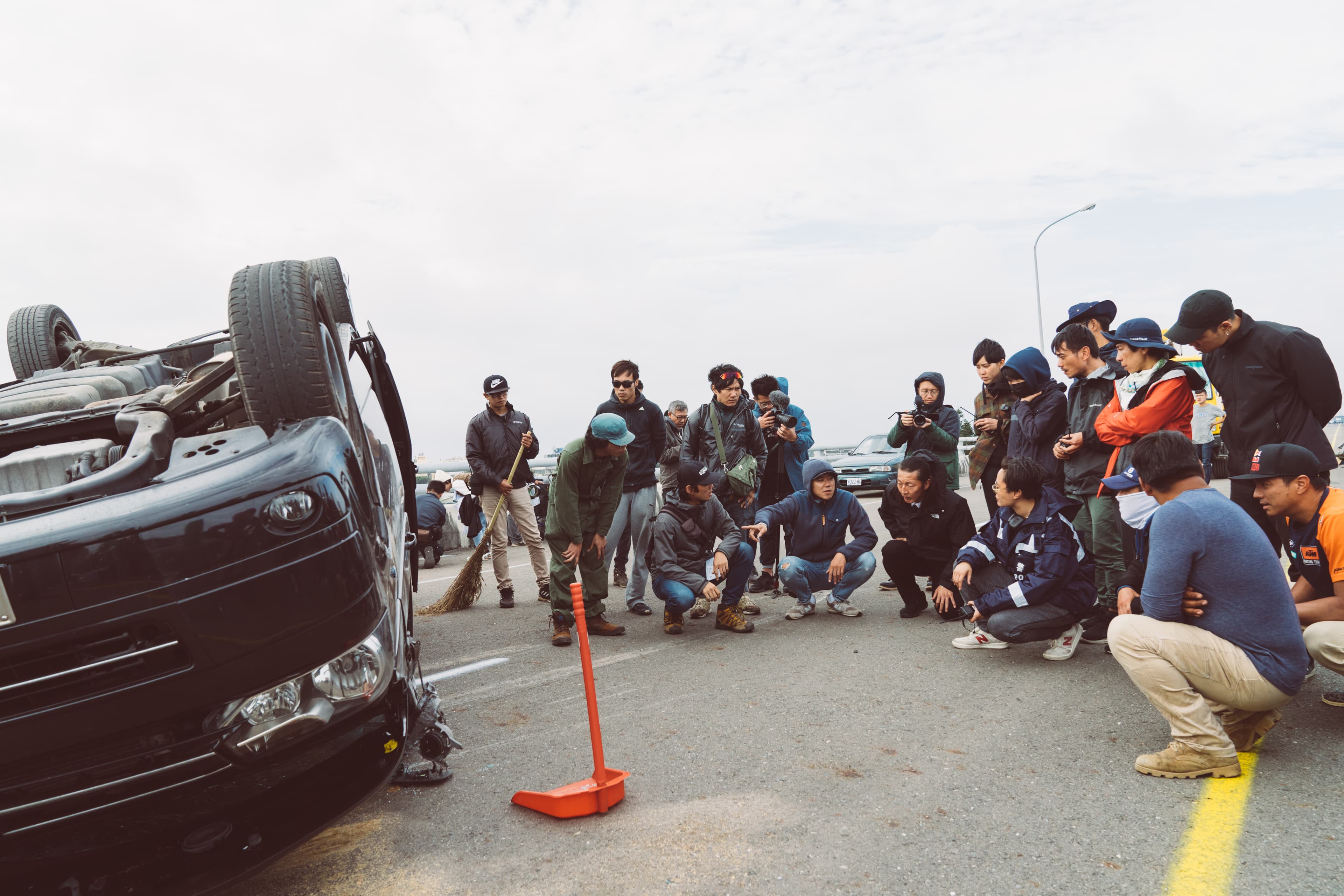 《罪夢者》選在國道封路拍攝飛車場面,翻車也來真的。(Netflix提供)