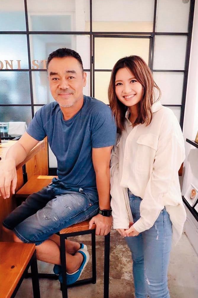 黃妍私下人緣極佳,出道不久就獲得許多前輩愛護,她曾在IG分享自己和劉青雲的合照。(翻攝自黃妍IG)