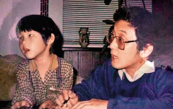 吳怡農(左)說,從小父親(右)便是自己的偶像。(翻攝臉書)
